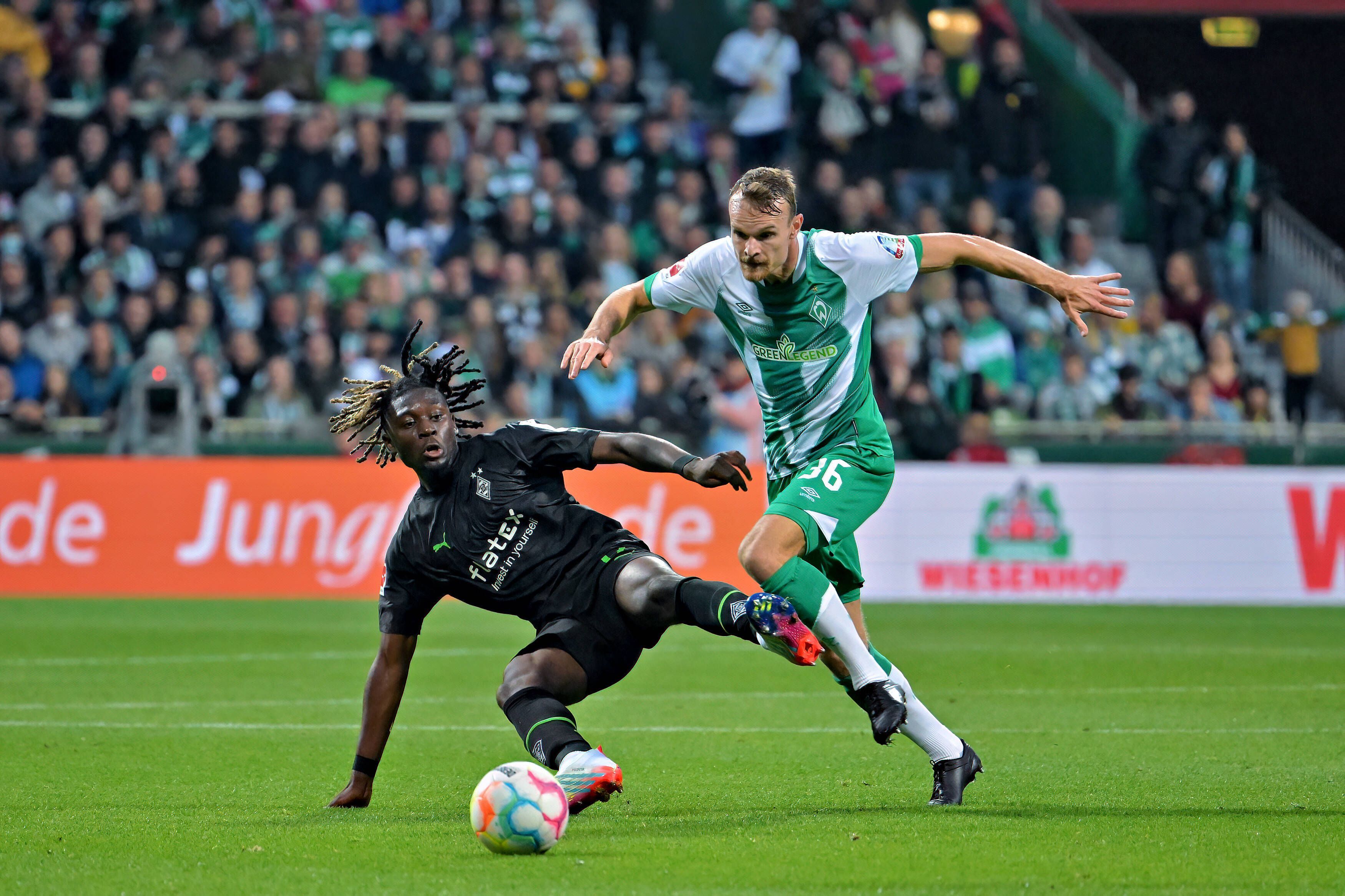 Bitterer Abend für Borussia Mönchengladbach! Am Samstag (1.Oktober 2022) hat die Fohlen-Elf das Bundesliga-Topspiel bei Werder Bremen mit X:X verloren. Das Foto zeigt Gladbachs Manu Koné (l.) im Duell um den Ball mit Bremens Christian Groß (r.).