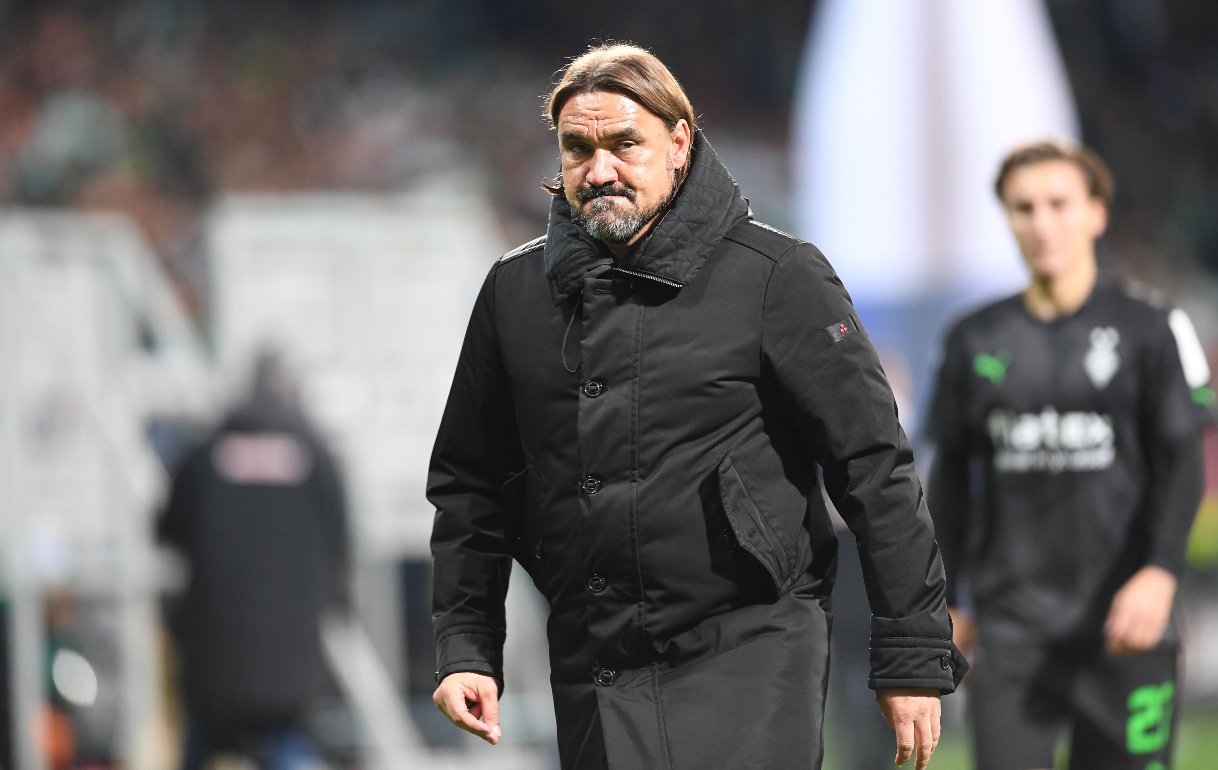 Daniel Farke, Trainer von Fußball-Bundesligist Borussia Mönchengladbach, hier zu sehen nach der 1:5-Pleite der Fohlen-Elf im Bundesliga-Topspiel (1. Oktober 2022) bei Werder Bremen. Farke blickt enttäuscht nach vorne.