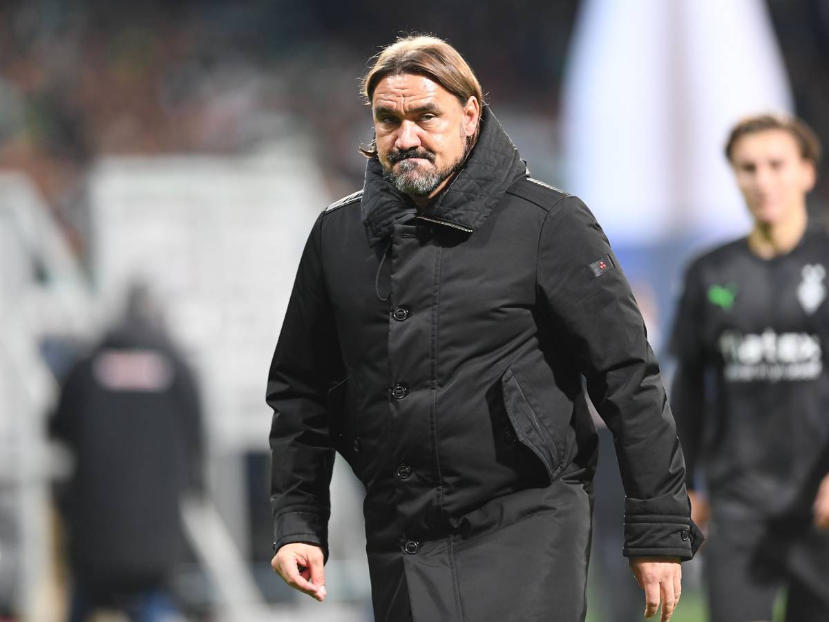 Daniel Farke, Trainer von Fußball-Bundesligist Borussia Mönchengladbach, hier zu sehen nach der 1:5-Pleite der Fohlen-Elf im Bundesliga-Topspiel (1. Oktober 2022) bei Werder Bremen. Farke blickt enttäuscht nach vorne.