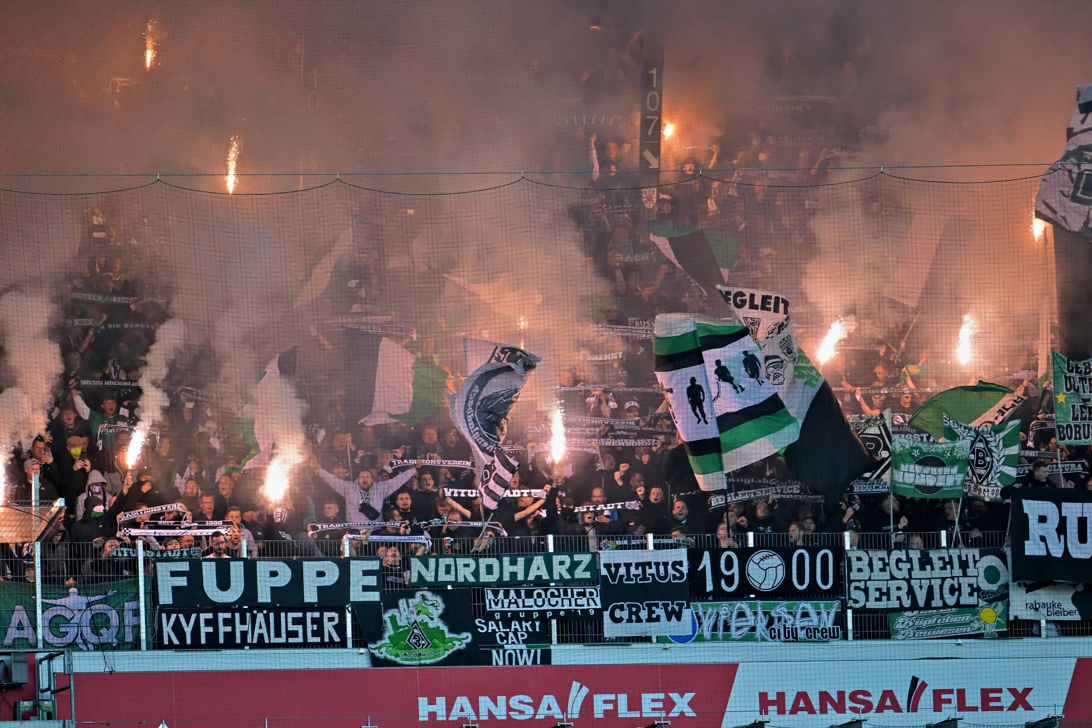 Borussia Mönchengladbach und die mitgereisten Fans kassierten am Samstagabend (1. Oktober 2022) eine 1:5-Niederlage beim SV Werder Bremen. Das Foto zeigt den Gladbach-Fanblock beim Zünden von Pyro.