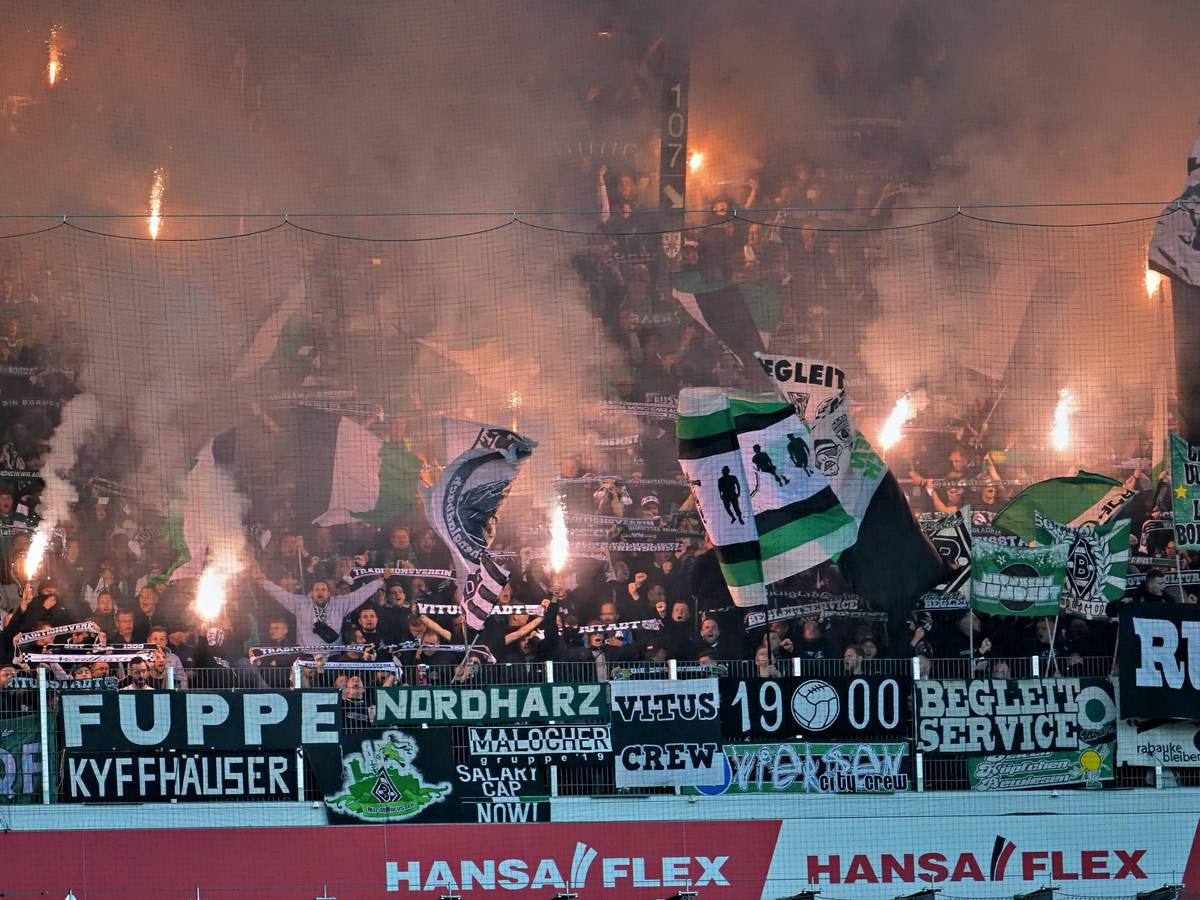 Borussia Mönchengladbach und die mitgereisten Fans kassierten am Samstagabend (1. Oktober 2022) eine 1:5-Niederlage beim SV Werder Bremen. Das Foto zeigt den Gladbach-Fanblock beim Zünden von Pyro.