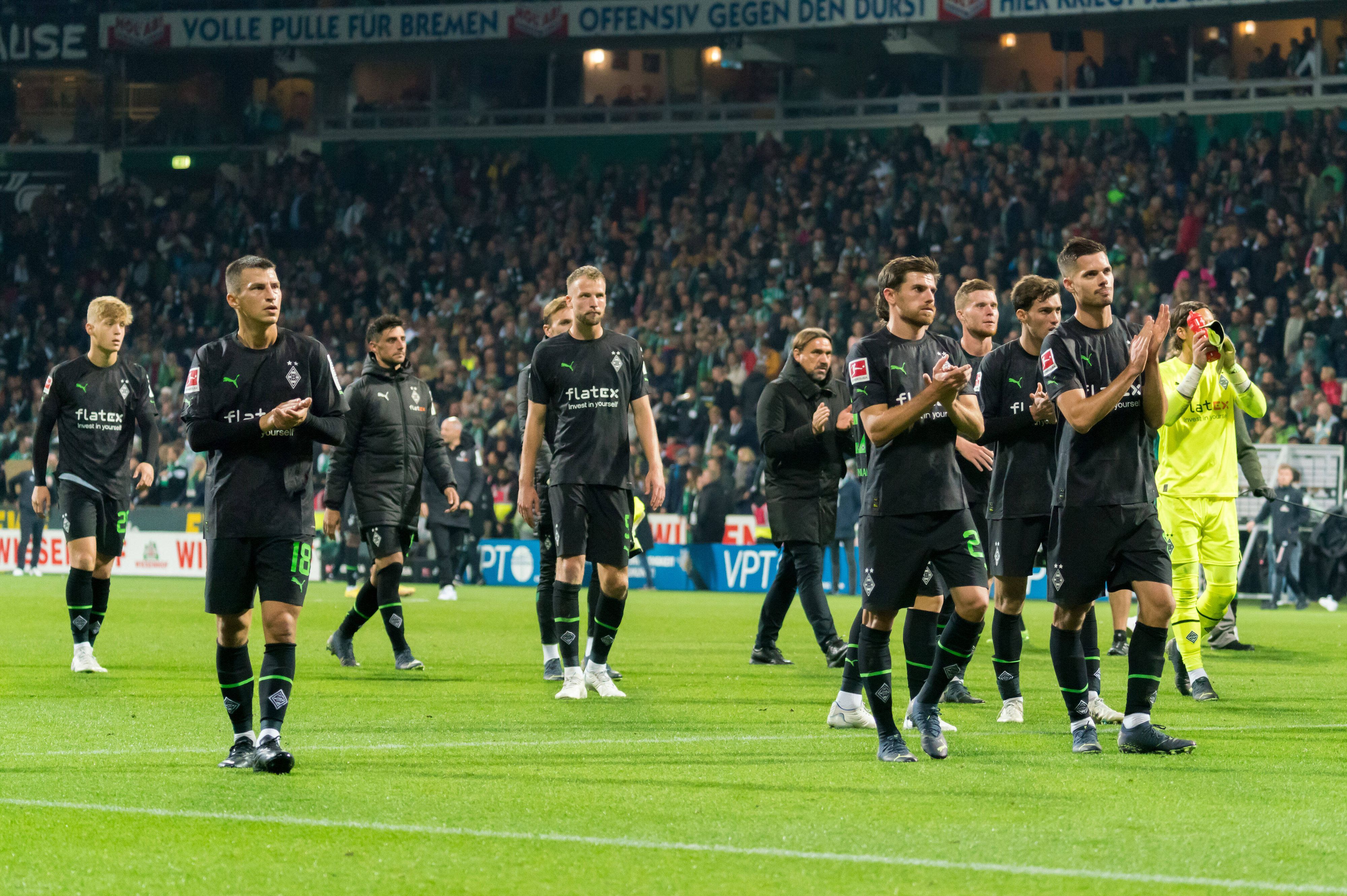Enttäuschte Spieler von Borussia Mönchengladbach nach der Niederlage beim SV Werder Bremen am Samstagabend (1. Oktober 2022) vor der Fankurve.