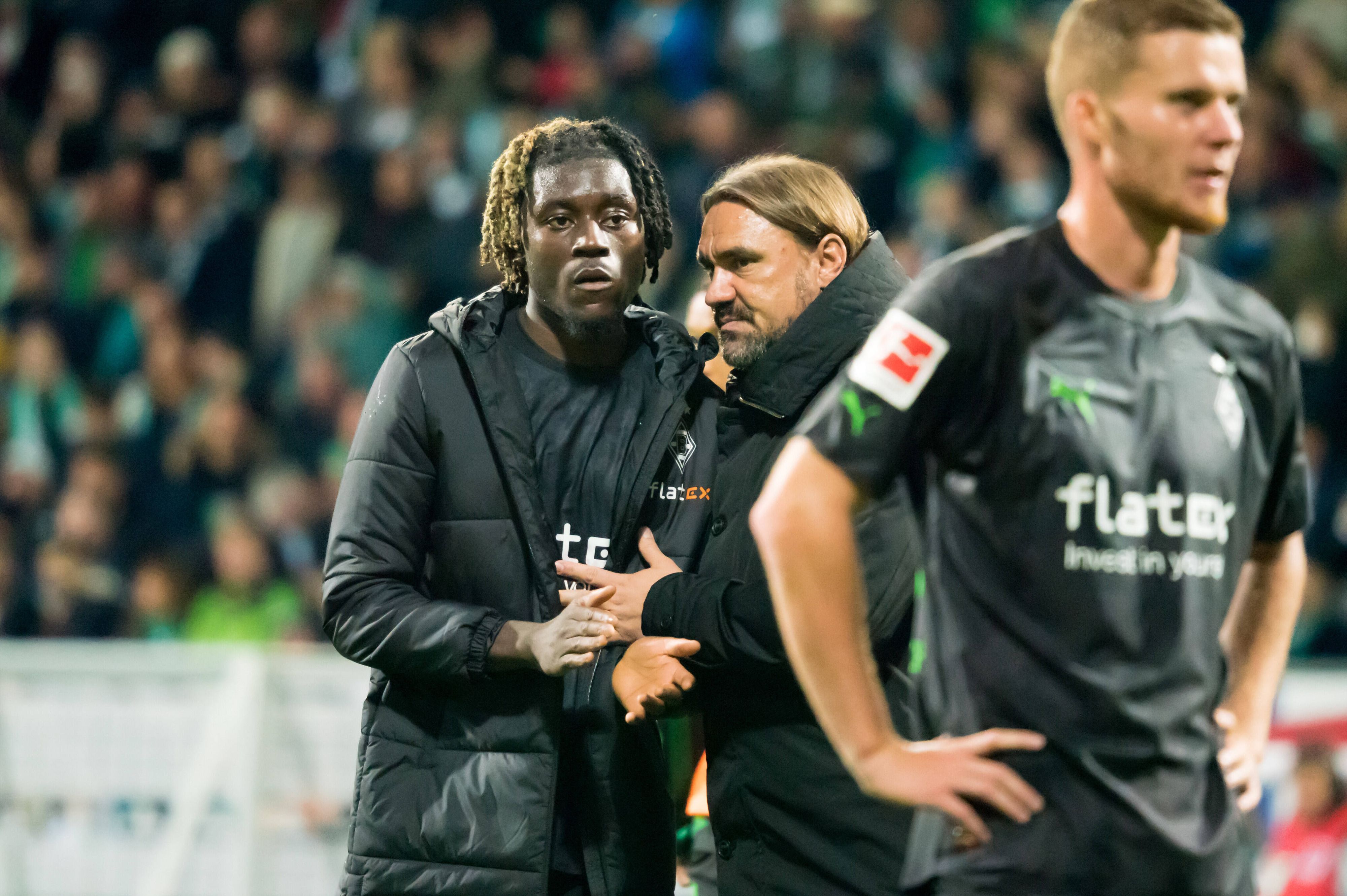 Niedergeschlagen! Gladbach-Spieler Manu Koné (l.), Borussia-Trainer Daniel Farke (M.) und Verteidiger Nico Elvedi (r.) nach dem 1:5 im Bundesliga-Topspiel (1. Oktober 2022) bei Werder Bremen. Farke klatscht Kone ab, Elvedi blickt mürrisch nach vorne.