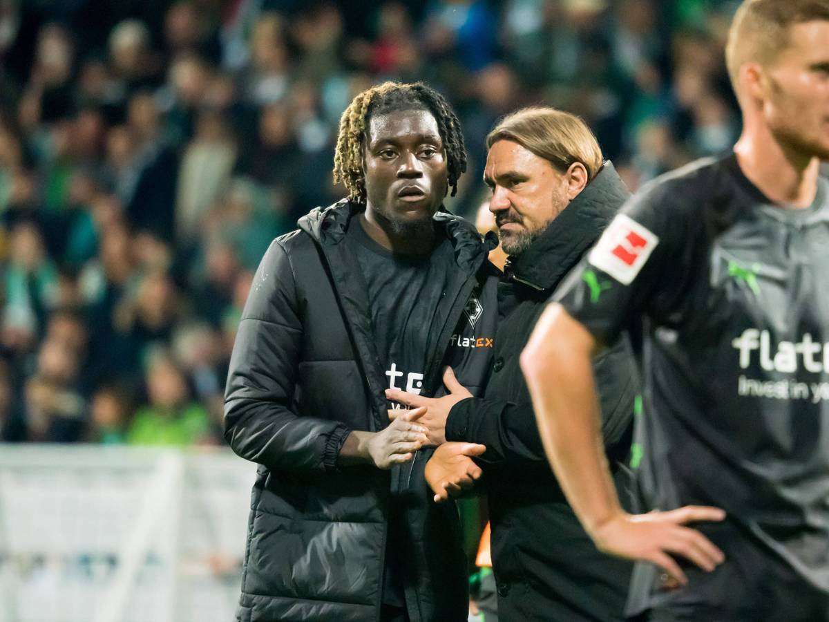 Niedergeschlagen! Gladbach-Spieler Manu Koné (l.), Borussia-Trainer Daniel Farke (M.) und Verteidiger Nico Elvedi (r.) nach dem 1:5 im Bundesliga-Topspiel (1. Oktober 2022) bei Werder Bremen. Farke klatscht Kone ab, Elvedi blickt mürrisch nach vorne.
