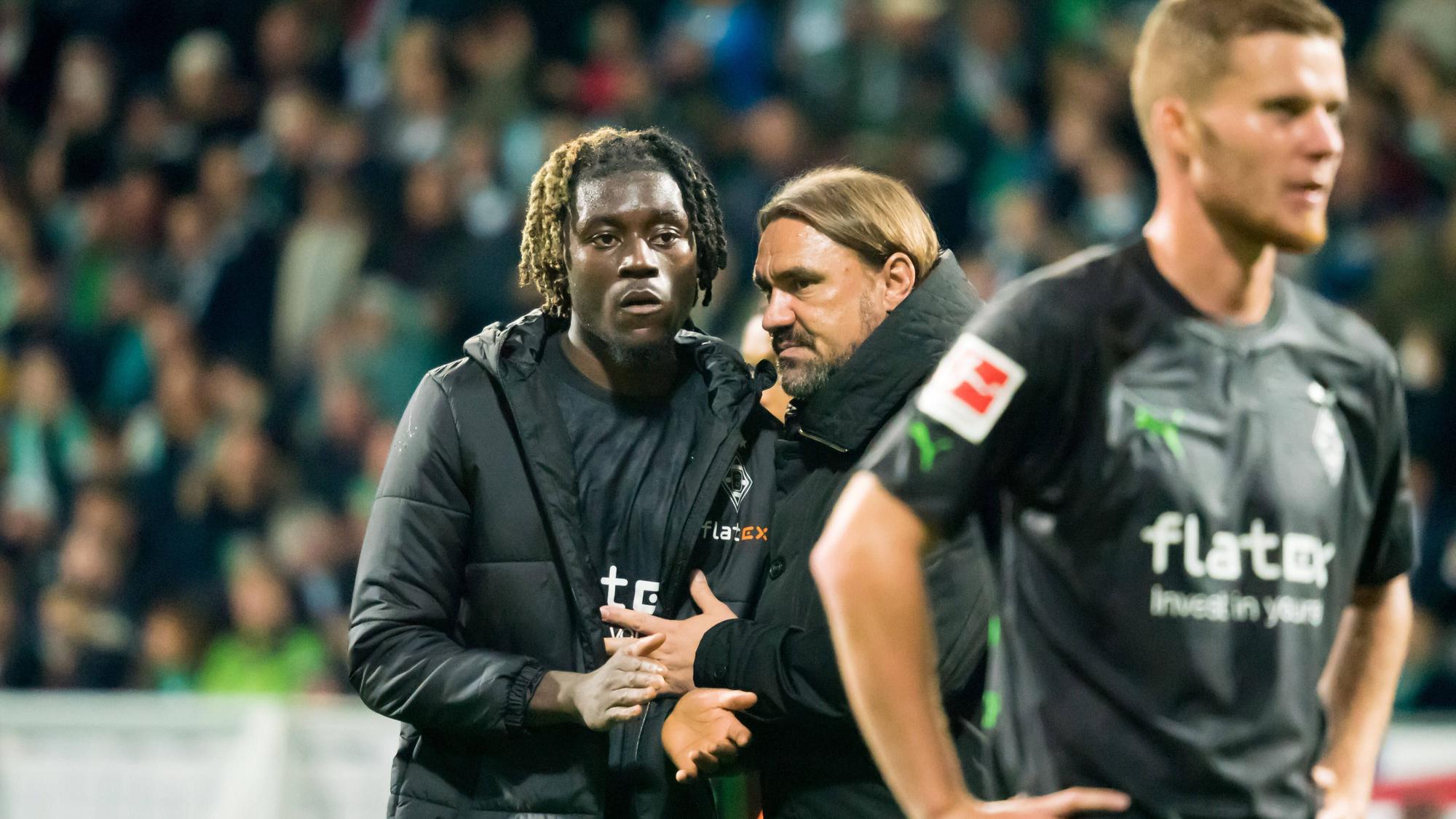 Niedergeschlagen! Gladbach-Spieler Manu Koné (l.), Borussia-Trainer Daniel Farke (M.) und Verteidiger Nico Elvedi (r.) nach dem 1:5 im Bundesliga-Topspiel (1. Oktober 2022) bei Werder Bremen. Farke klatscht Kone ab, Elvedi blickt mürrisch nach vorne.