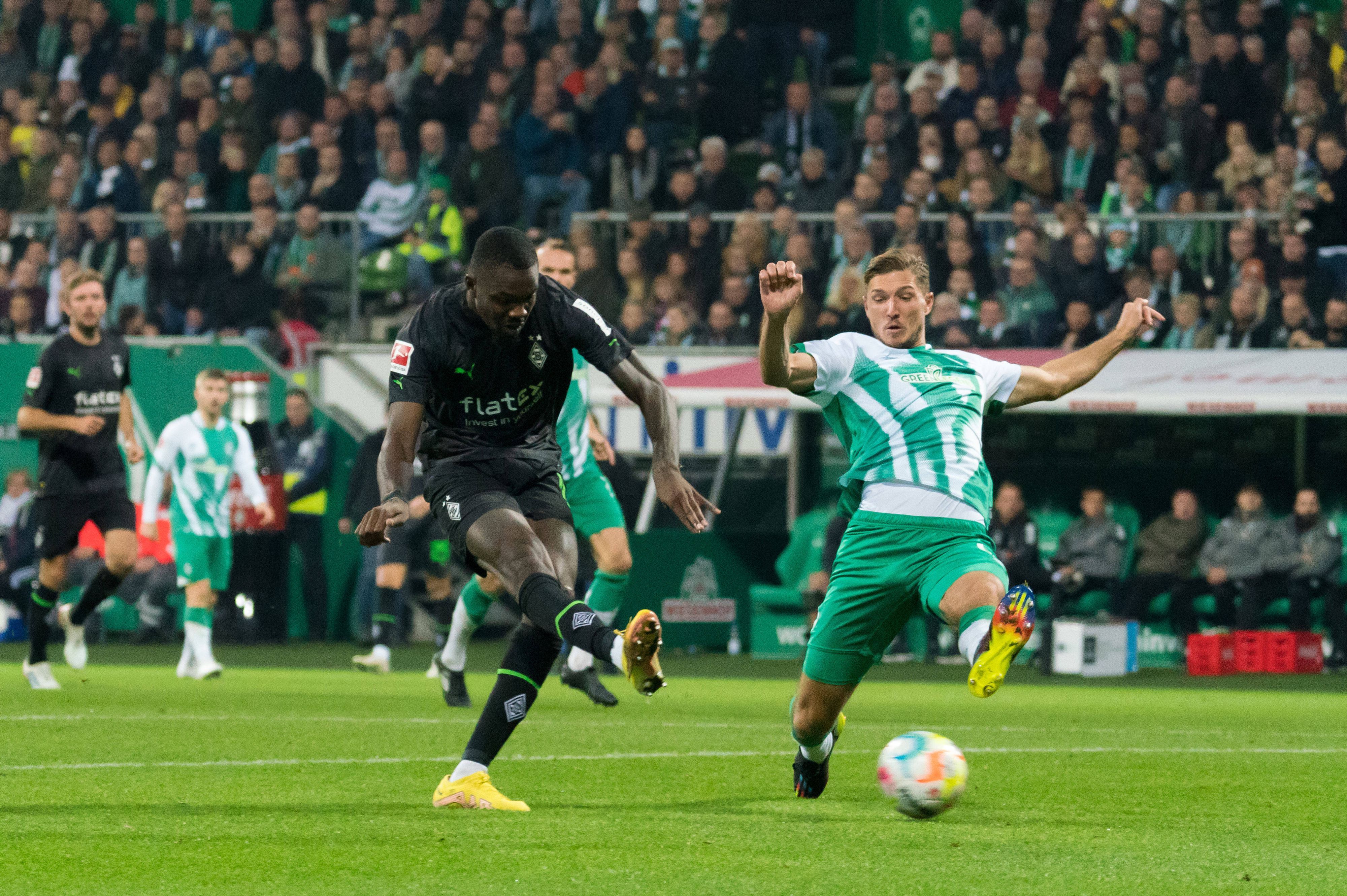 Marcus Thuram (l.) von Borussia Mönchengladbach, hier im Duell mit Bremens Niklas Stark (r.), erzielte beim Auswärtsspiel am Samstag (1. Oktober 2022) den einzigen Treffer für die Fohlenelf.