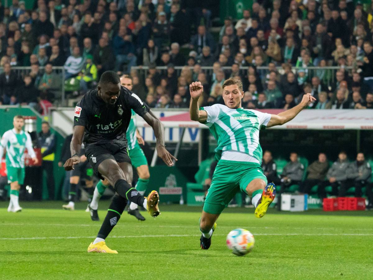 Marcus Thuram (l.) von Borussia Mönchengladbach, hier im Duell mit Bremens Niklas Stark (r.), erzielte beim Auswärtsspiel am Samstag (1. Oktober 2022) den einzigen Treffer für die Fohlenelf.