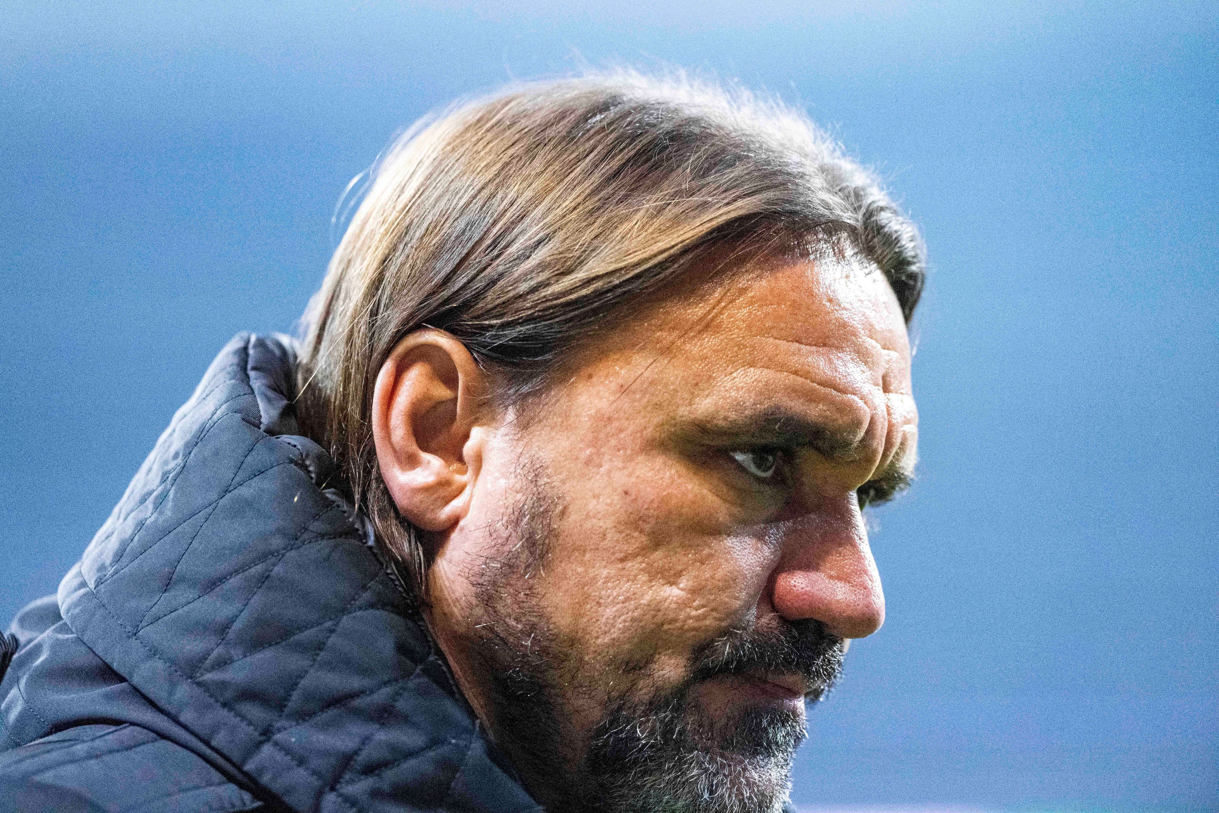 Gladbach-Trainer Daniel Farke, hier zu sehen am 1. Oktober 2022, nach dem verlorenen Bundesliga-Topspiel der Borussia bei Aufsteiger Werder Bremen. Farke blickt sichtlich unzufrieden drein.