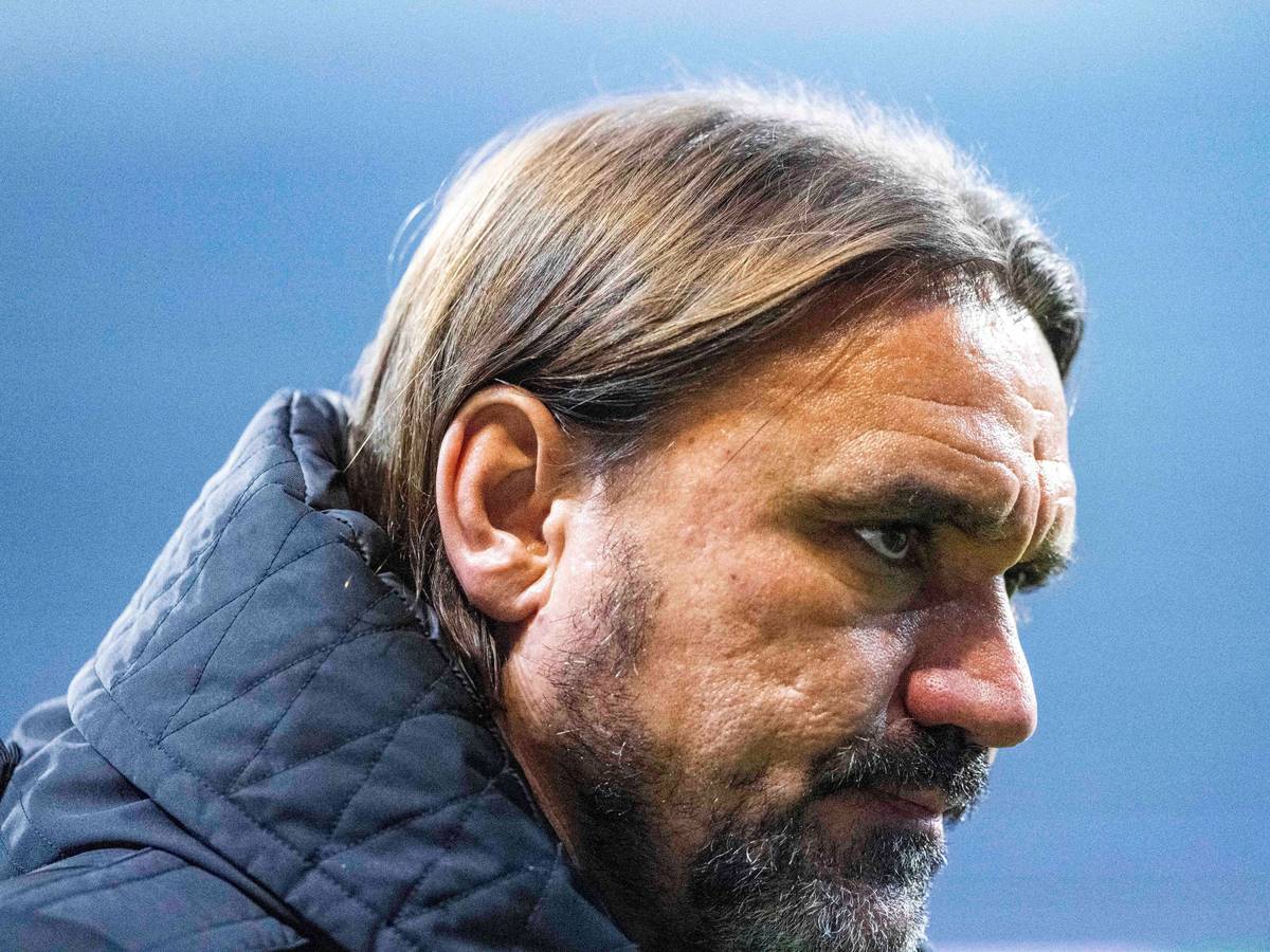 Gladbach-Trainer Daniel Farke, hier zu sehen am 1. Oktober 2022, nach dem verlorenen Bundesliga-Topspiel der Borussia bei Aufsteiger Werder Bremen. Farke blickt sichtlich unzufrieden drein.