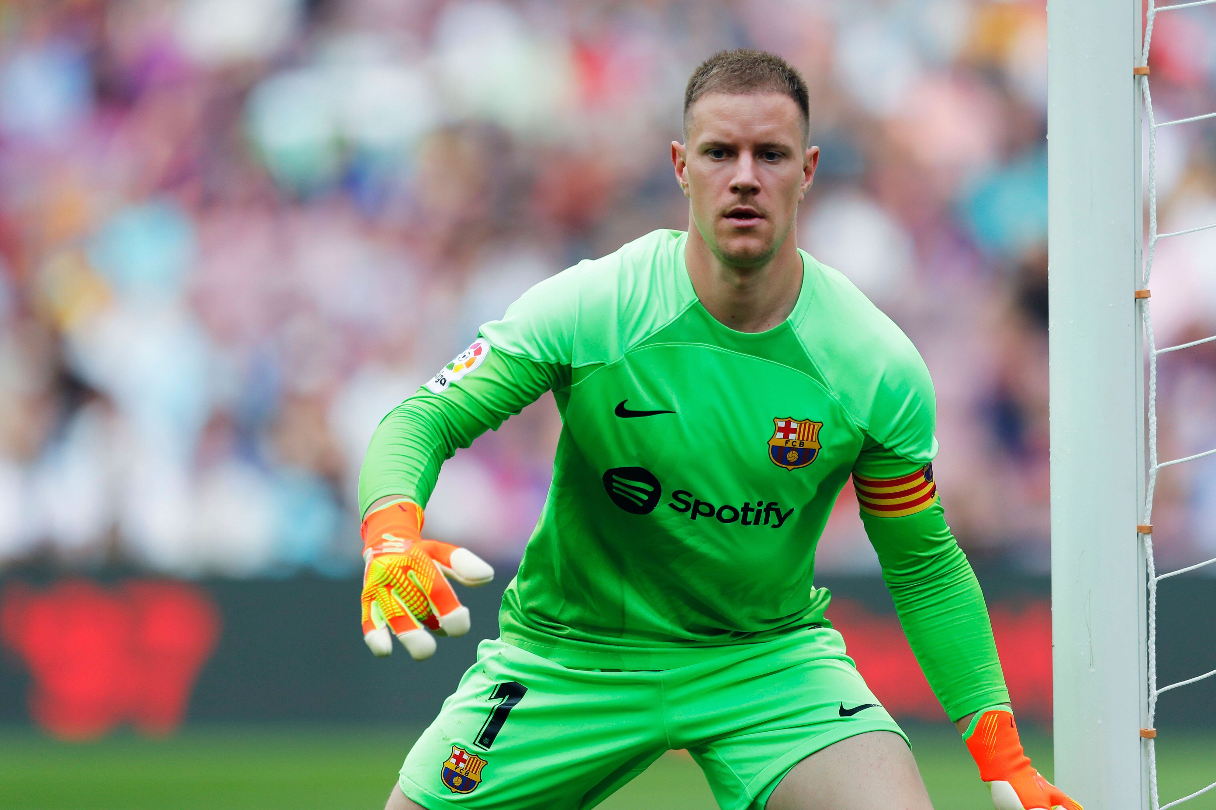Ex-Gladbach-Torwart Marc-André ter Stegen hat im Trikot des FC Barcelona einen neuen Rekord aufgestellt. Auf diesem Foto ist der DFB-Nationalspieler am 17. September 2022. Ter Stegen hat den Ball im Blick.