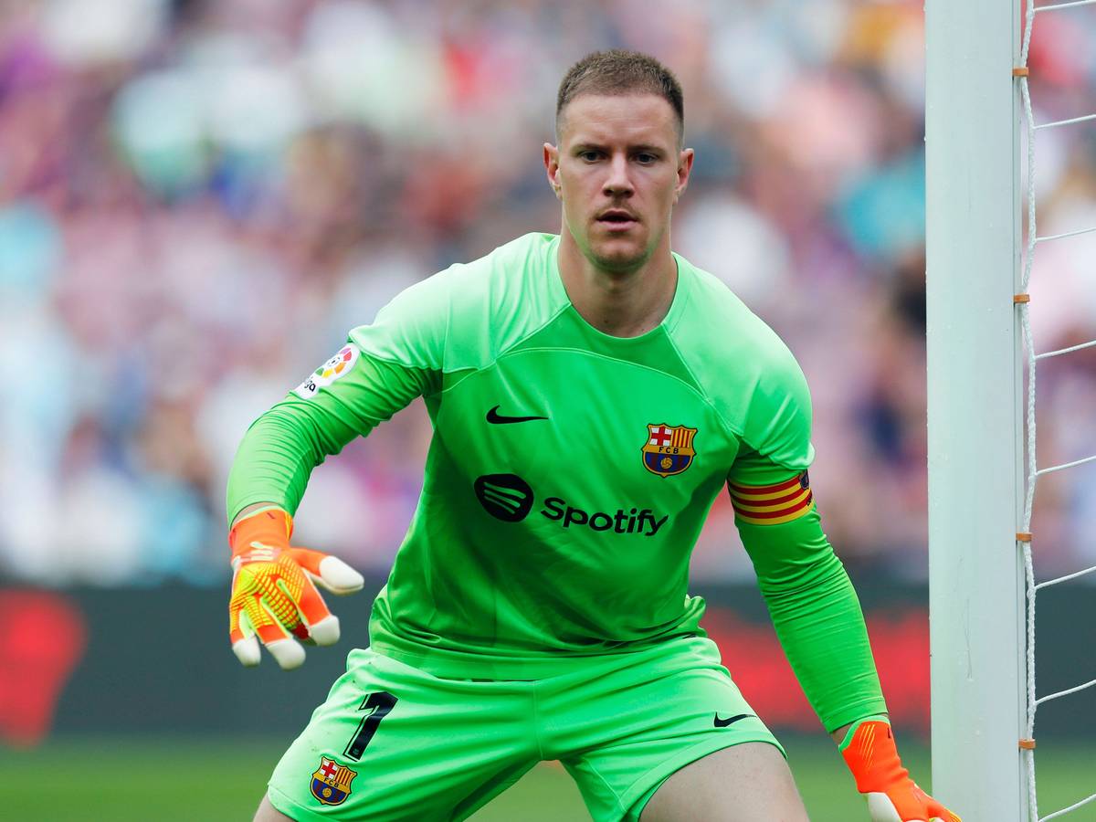 Ex-Gladbach-Torwart Marc-André ter Stegen hat im Trikot des FC Barcelona einen neuen Rekord aufgestellt. Auf diesem Foto ist der DFB-Nationalspieler am 17. September 2022. Ter Stegen hat den Ball im Blick.