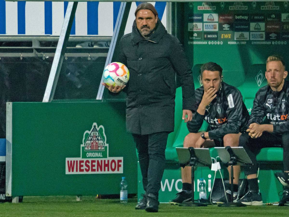Gladbach-Trainer Daniel Farke (l.), hier zu sehen am 1. Oktober 2022 an der Seitenlinie im Bremer Weserstadion. Farke hält einen Ball in seiner rechten Hand.