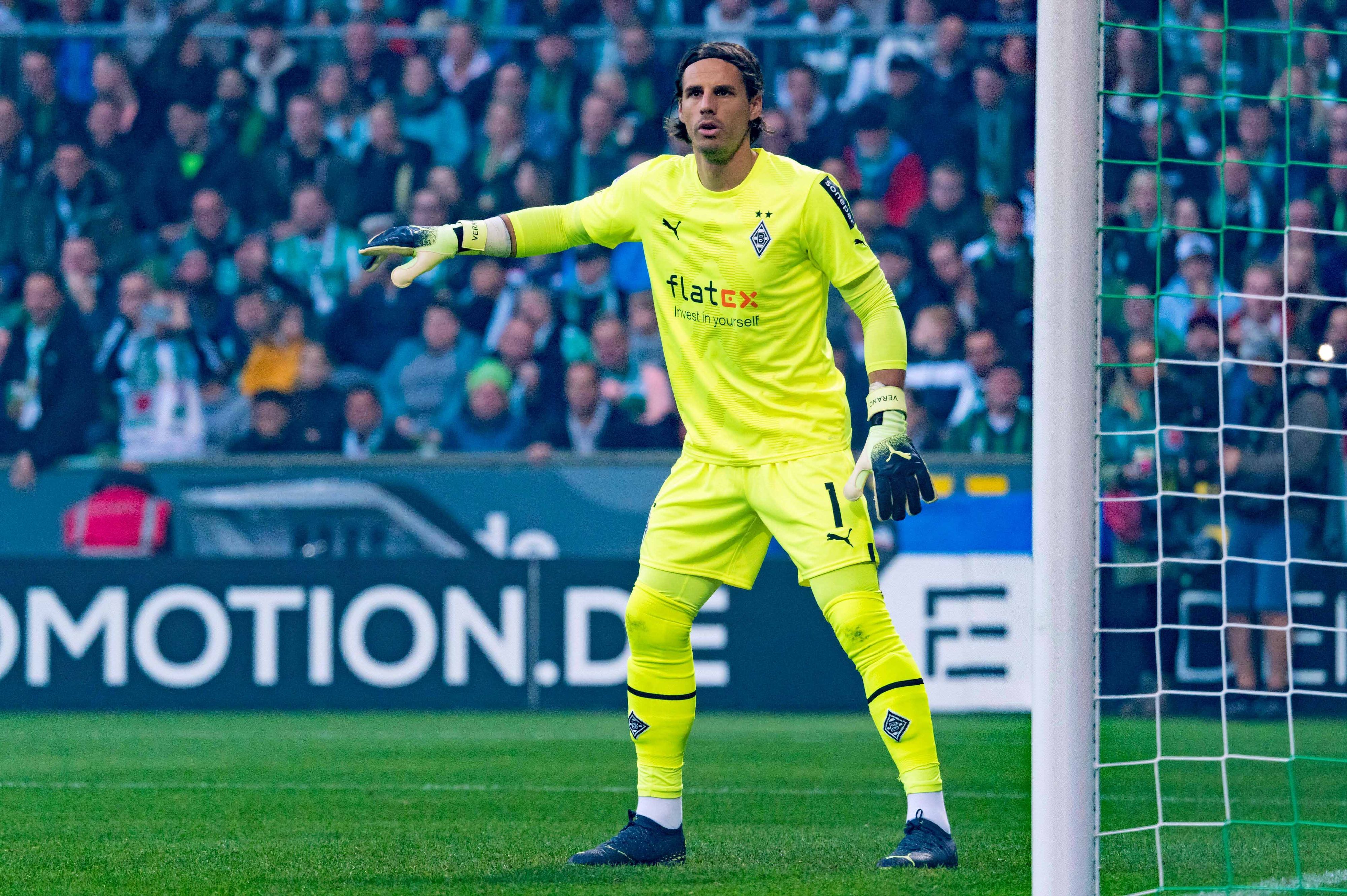 Yann Sommer, Torwart von Fußball-Bundesligist Borussia Moenchengladbach, auf diesem Foto am 1. Oktober 2022 in Bremen zu sehen. Sommer zeigt seinen Mitspielern etwas an, hat derweil den Ball im Blick.