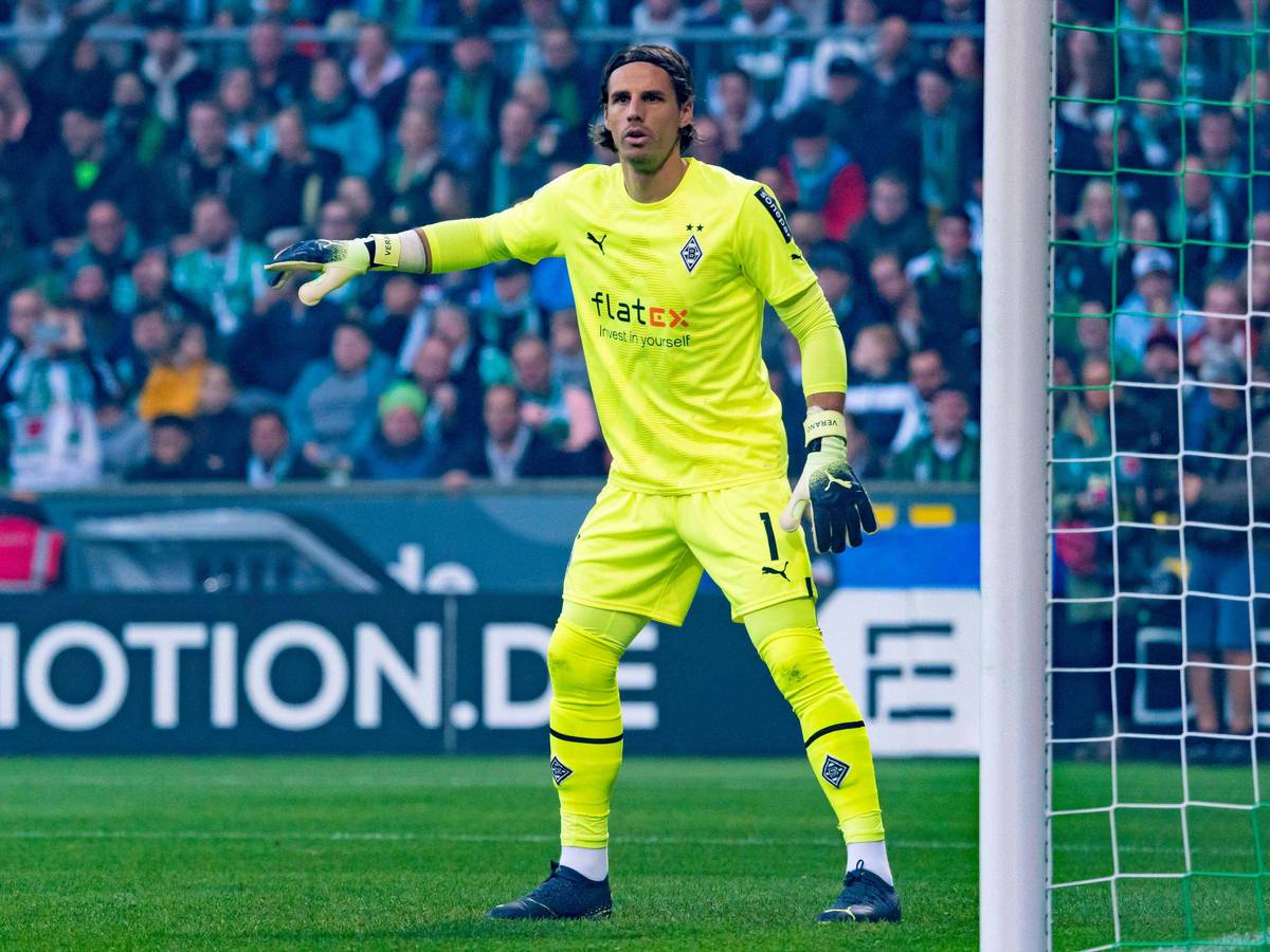 Yann Sommer, Torwart von Fußball-Bundesligist Borussia Moenchengladbach, auf diesem Foto am 1. Oktober 2022 in Bremen zu sehen. Sommer zeigt seinen Mitspielern etwas an, hat derweil den Ball im Blick.