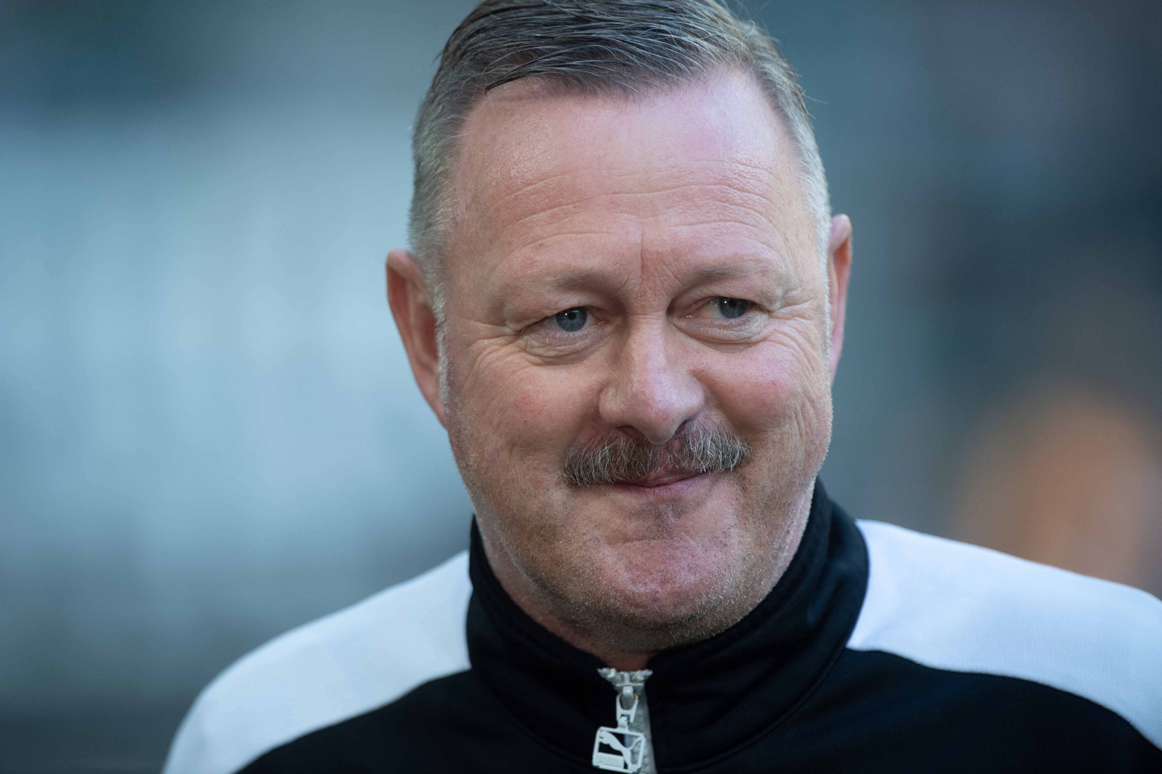 Roland Virkus, Sportdirektor von Borussia Mönchengladbach, lächelt vor dem Bundesliga-Spiel gegen RB Leipzig am 17. September 2022.