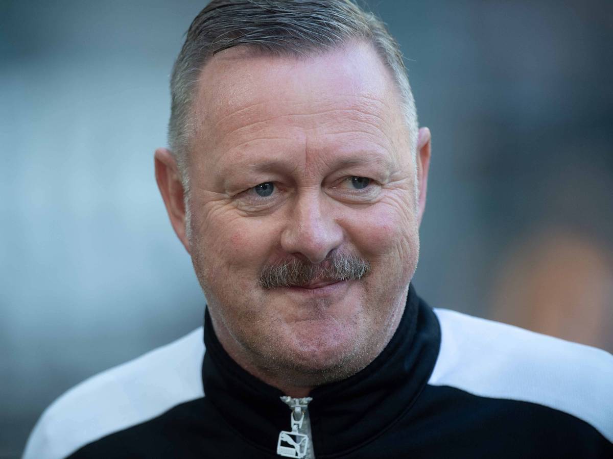 Roland Virkus, Sportdirektor von Borussia Mönchengladbach, lächelt vor dem Bundesliga-Spiel gegen RB Leipzig am 17. September 2022.