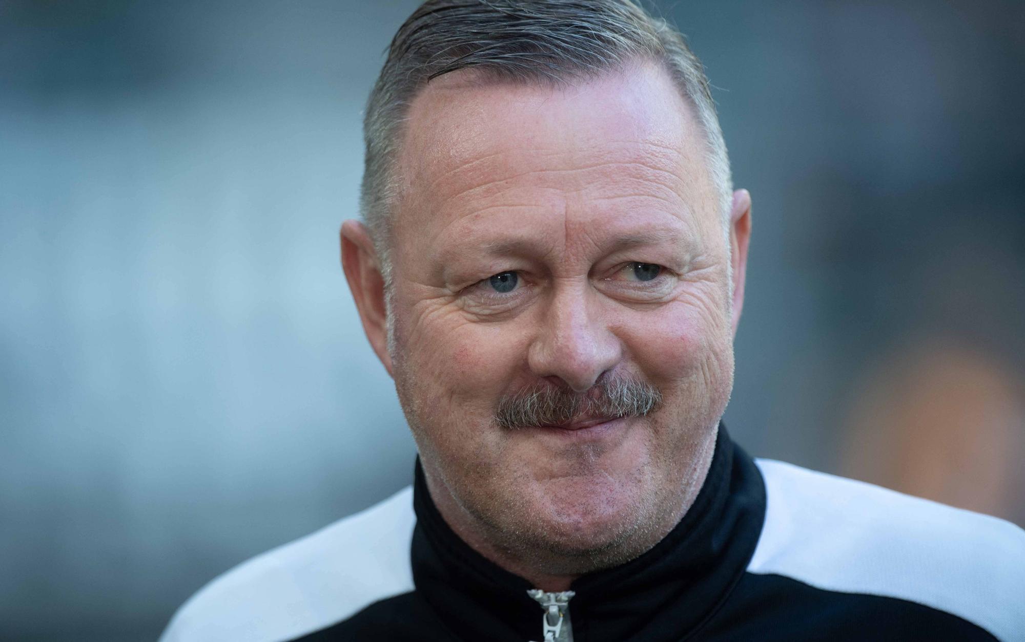 Roland Virkus ist Sportdirektor bei Fußball-Bundesligist Borussia Mönchengladbach, auf diesem Bild ist der 56-Jährige am 17. September 2022 im Borussia-Park zu sehen. Virkus lächelt, er trägt eine schwarz-weiße Trainingsjacke.