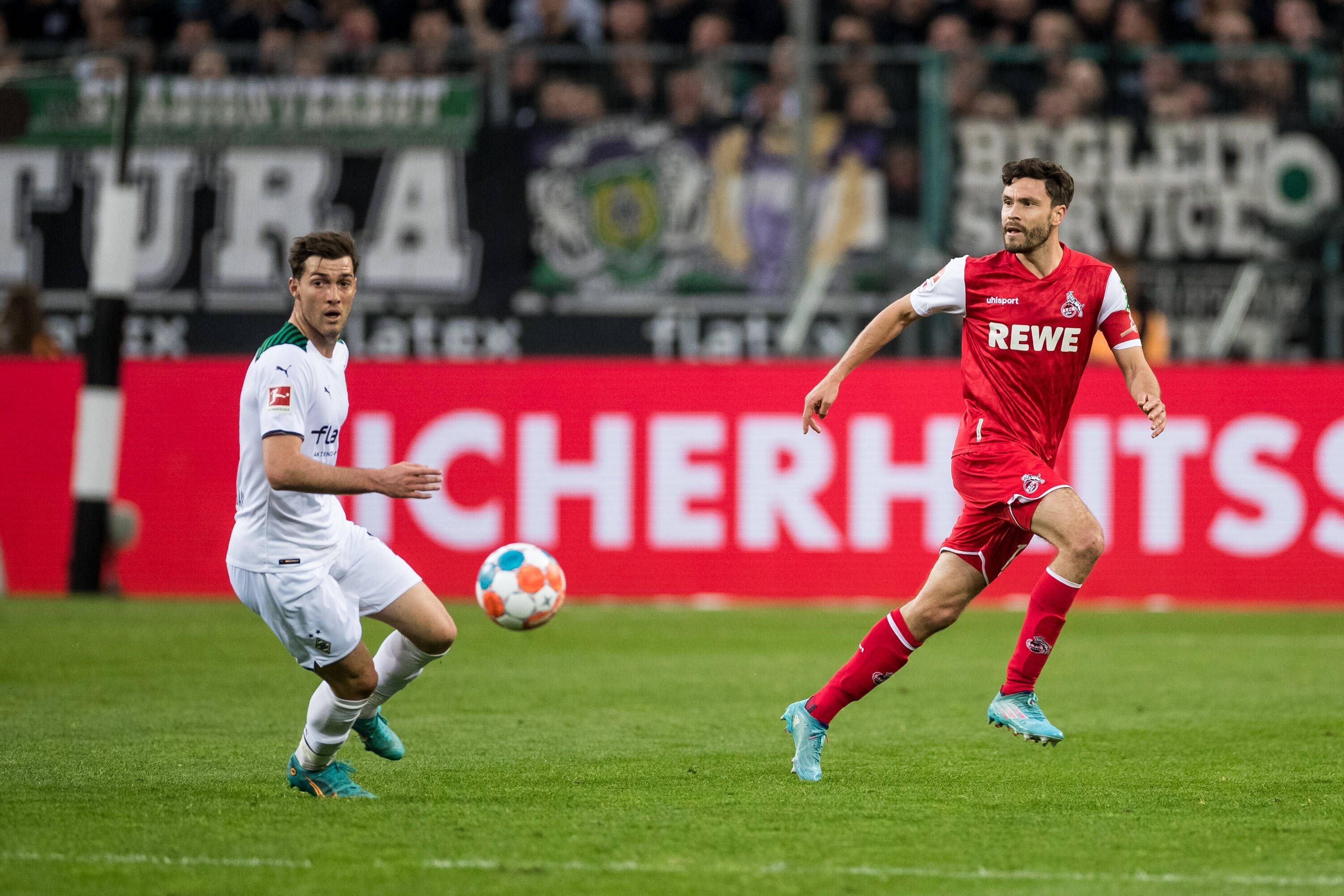 Joe Scally von Borussia Mönchengladbach (l.) im Zweikampf mit Jonas Hector vom 1. FC Köln (r.). Das Foto stammt vom letzten Rheinischen Derby am 16. Aprill 2022 im Borussia-Park.
