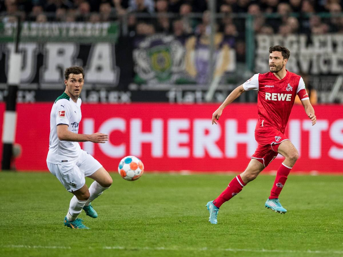 Joe Scally von Borussia Mönchengladbach (l.) im Zweikampf mit Jonas Hector vom 1. FC Köln (r.). Das Foto stammt vom letzten Rheinischen Derby am 16. Aprill 2022 im Borussia-Park.