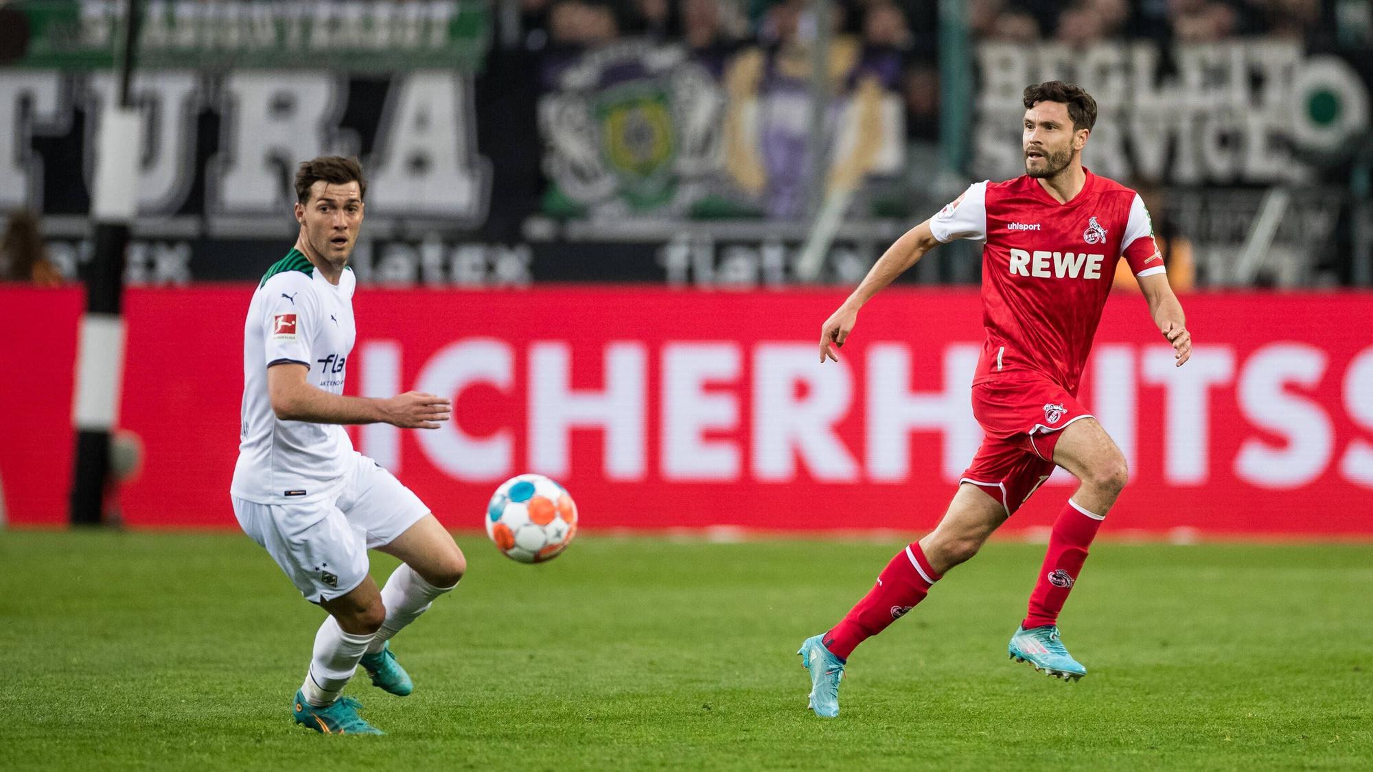 Joe Scally von Borussia Mönchengladbach (l.) im Zweikampf mit Jonas Hector vom 1. FC Köln (r.). Das Foto stammt vom letzten Rheinischen Derby am 16. Aprill 2022 im Borussia-Park.