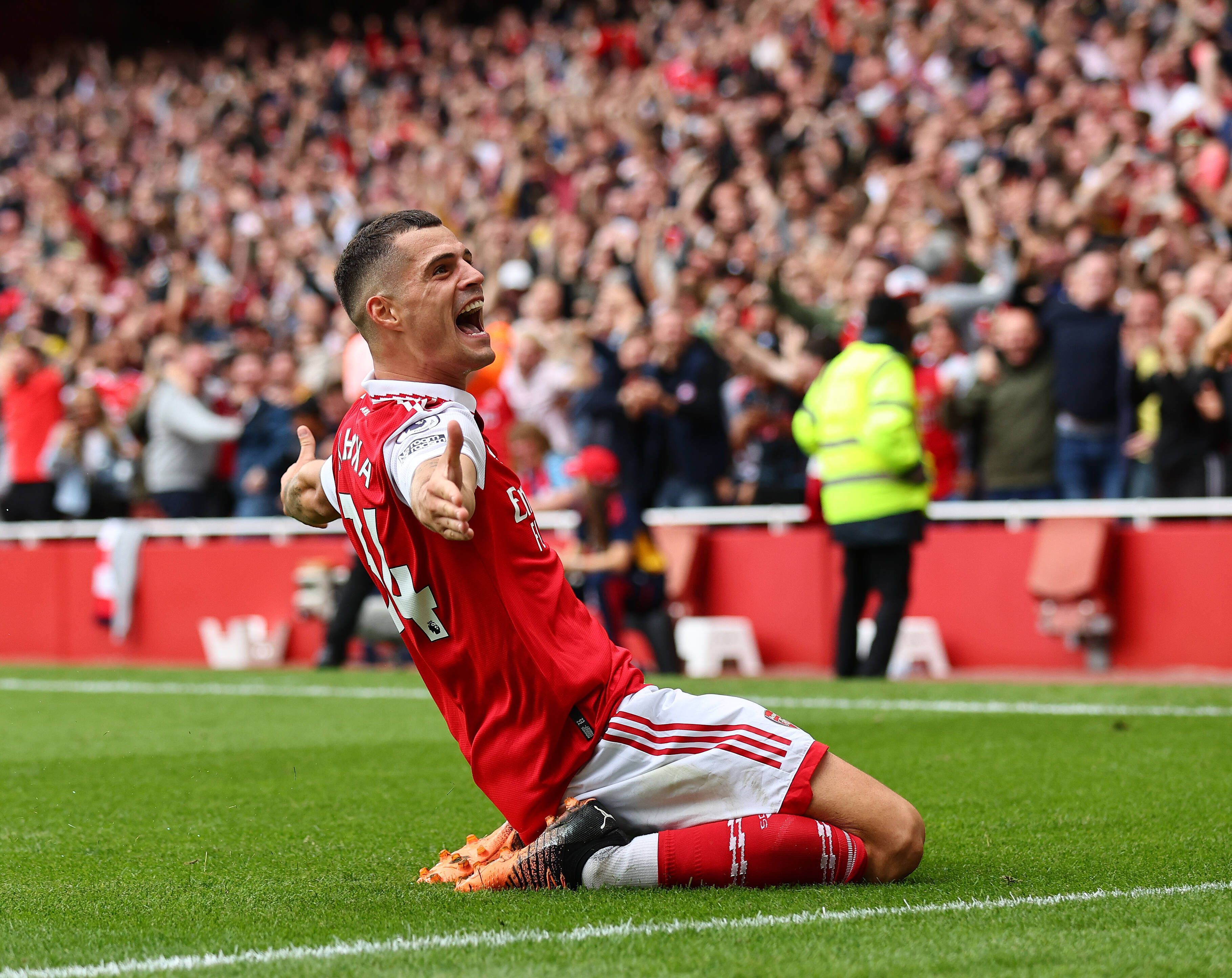 Granit Xhaka jubelt am 1. Oktober 2022 über sein Tor für Arsenal gegen Tottenham. Xhaka rutscht auf den Knien über den Rasen, hat die Arme ausgebreitet und schreit seine Freude heraus.