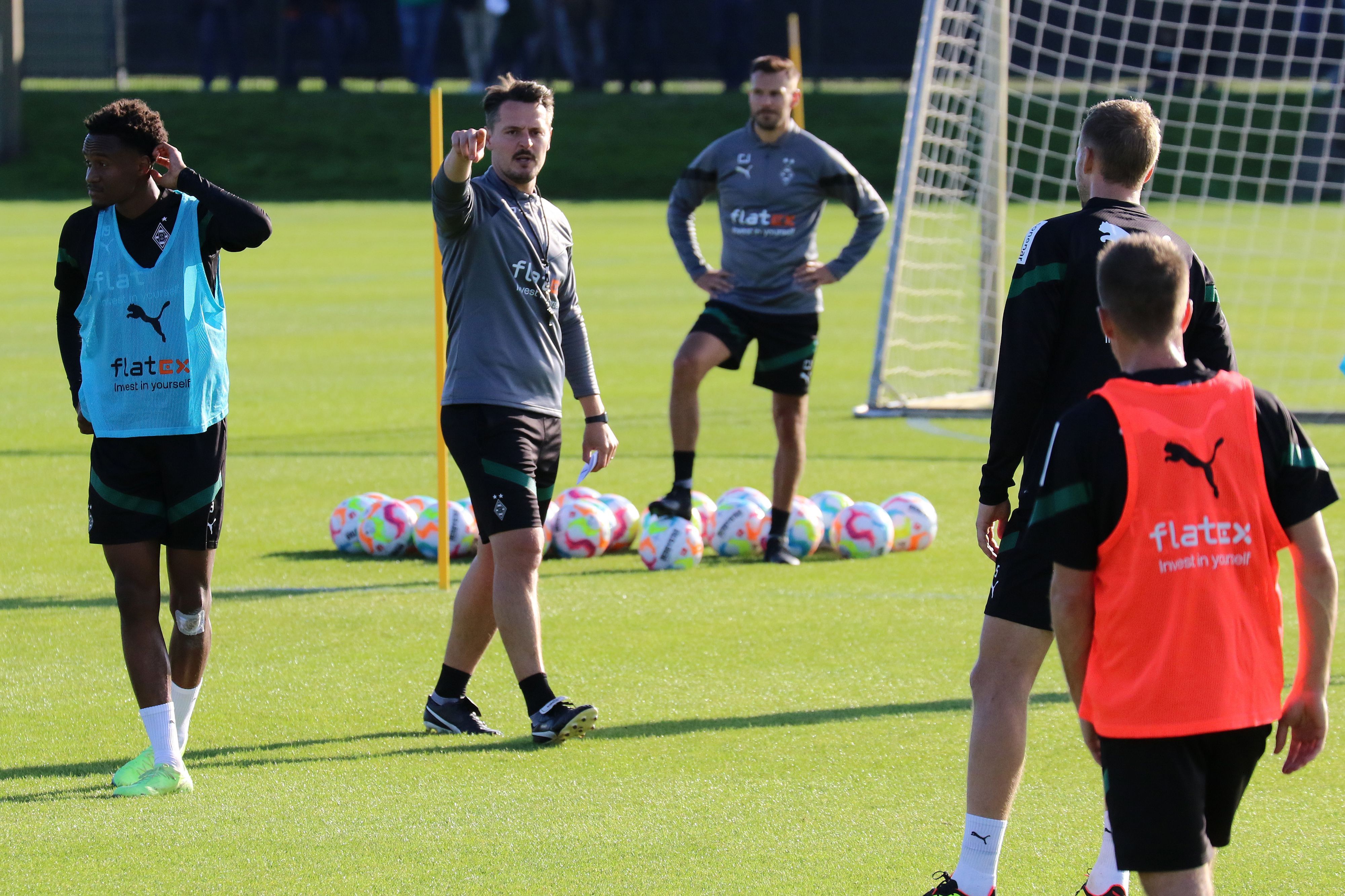Edmund Riemer, Co-Trainer von Borussia Mönchengladbach (2. v. l.) und derzeitiger Stellvertreter des an Corona erkrankten Cheftrainers Daniel Farke am Mittwoch (5. Oktober 2022) auf dem Trainingsplatz im Borussia-Park. Riemer gibt mit dem rechten Arm Anweisungen. Nathan Ngoumou, Co-Trainer Christopher John, Marvin Friedrich und Patrick Herrmann sind ebenfalls zu sehen.