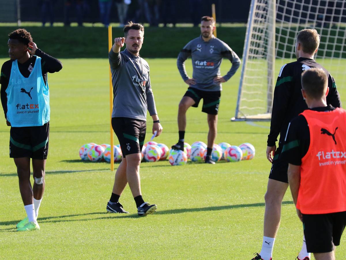 Edmund Riemer, Co-Trainer von Borussia Mönchengladbach (2. v. l.) und derzeitiger Stellvertreter des an Corona erkrankten Cheftrainers Daniel Farke am Mittwoch (5. Oktober 2022) auf dem Trainingsplatz im Borussia-Park. Riemer gibt mit dem rechten Arm Anweisungen. Nathan Ngoumou, Co-Trainer Christopher John, Marvin Friedrich und Patrick Herrmann sind ebenfalls zu sehen.