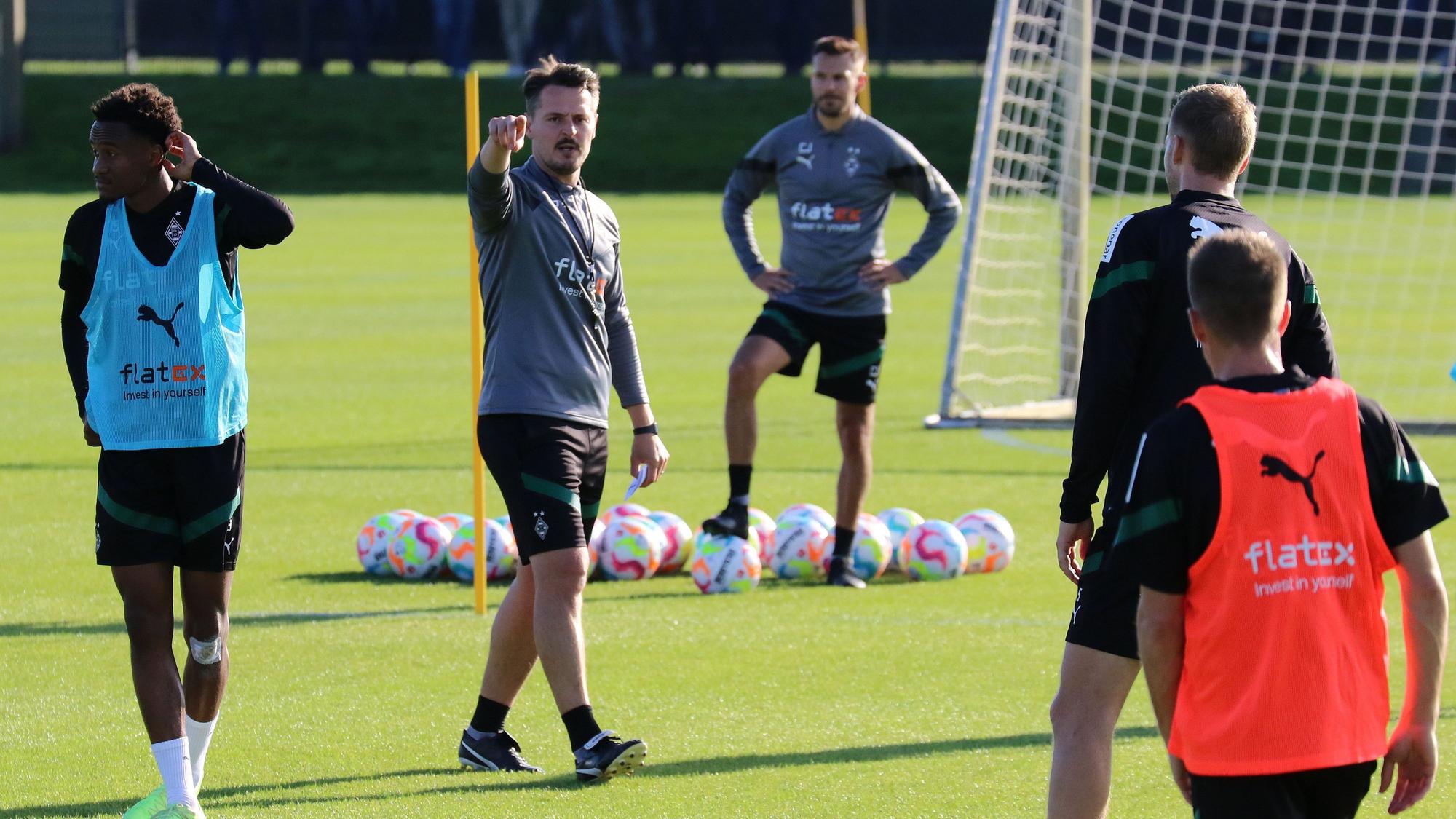 Edmund Riemer, Co-Trainer von Borussia Mönchengladbach (2. v. l.) und derzeitiger Stellvertreter des an Corona erkrankten Cheftrainers Daniel Farke am Mittwoch (5. Oktober 2022) auf dem Trainingsplatz im Borussia-Park. Riemer gibt mit dem rechten Arm Anweisungen. Nathan Ngoumou, Co-Trainer Christopher John, Marvin Friedrich und Patrick Herrmann sind ebenfalls zu sehen.