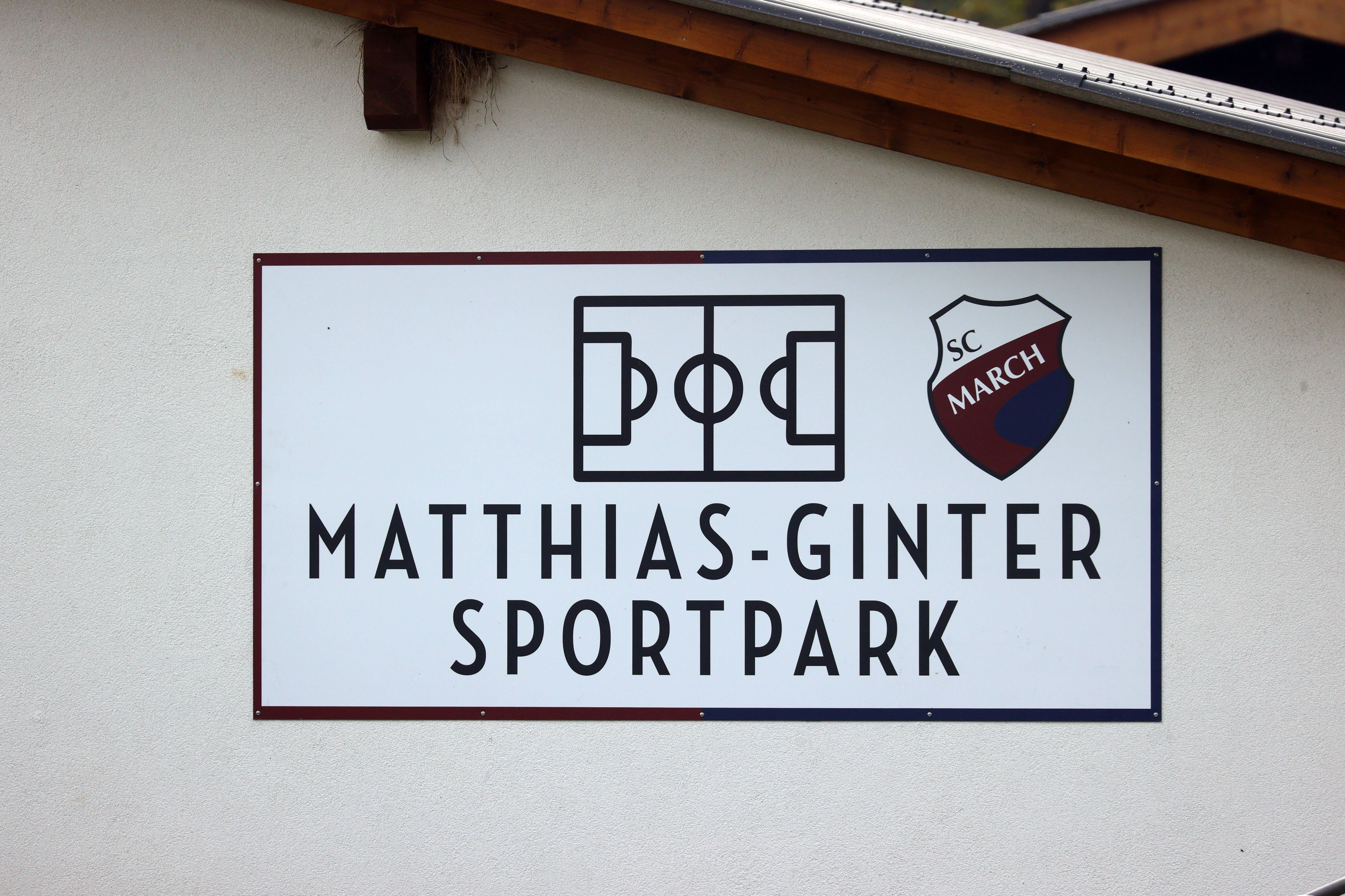 Dieses Schild ziert seit Oktober 2021 das Stadion des SC March, welches seitdem den Namen Matthias-Ginter Sportpark trägt.