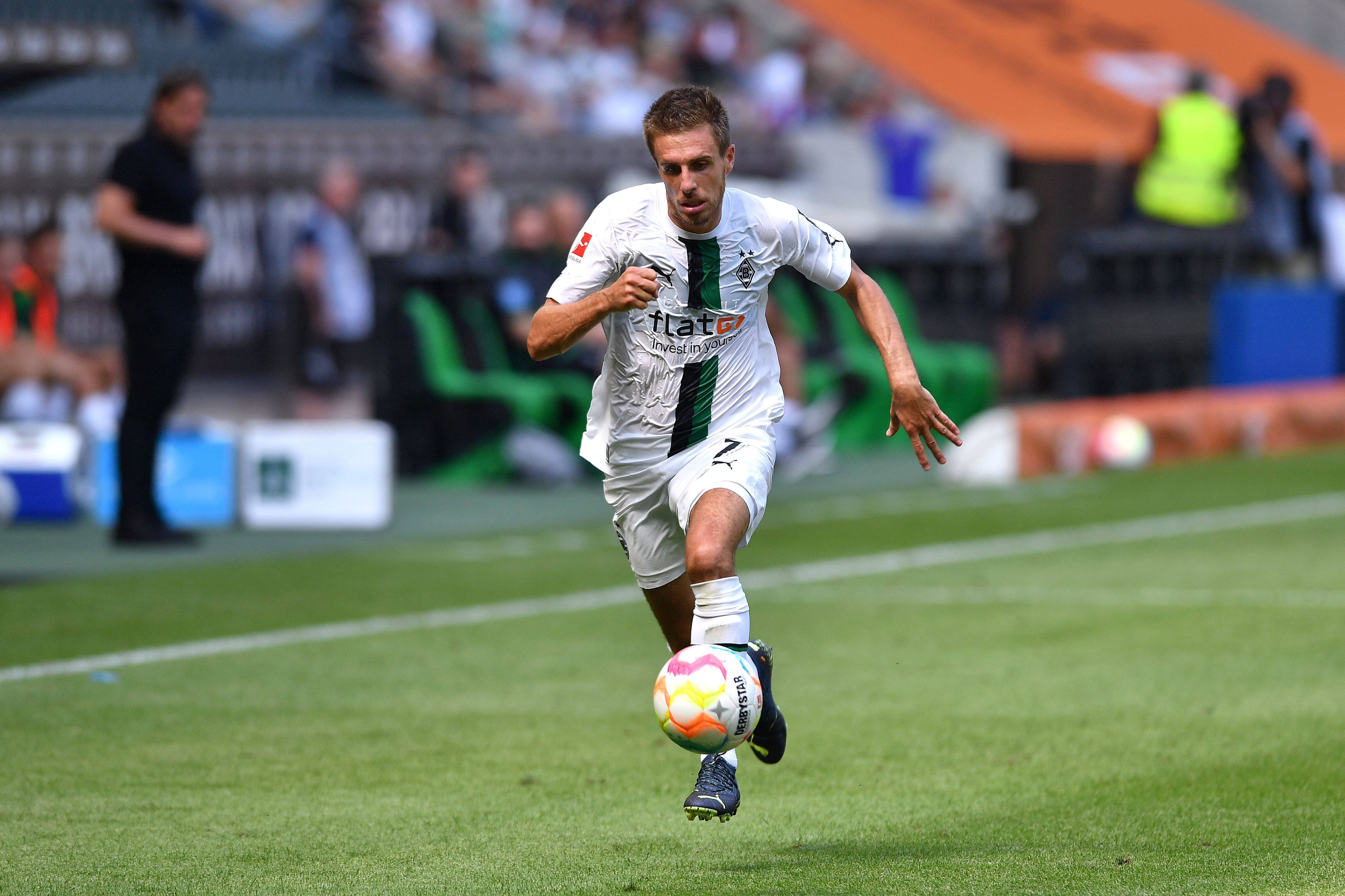 Gladbach-Spieler Patrick Herrmann, hier zu sehen am 23, Juli 2022 im Borussia-Park. Der Offensivspieler sprintet mit dem Ball am Fuß über das Spielfeld.
