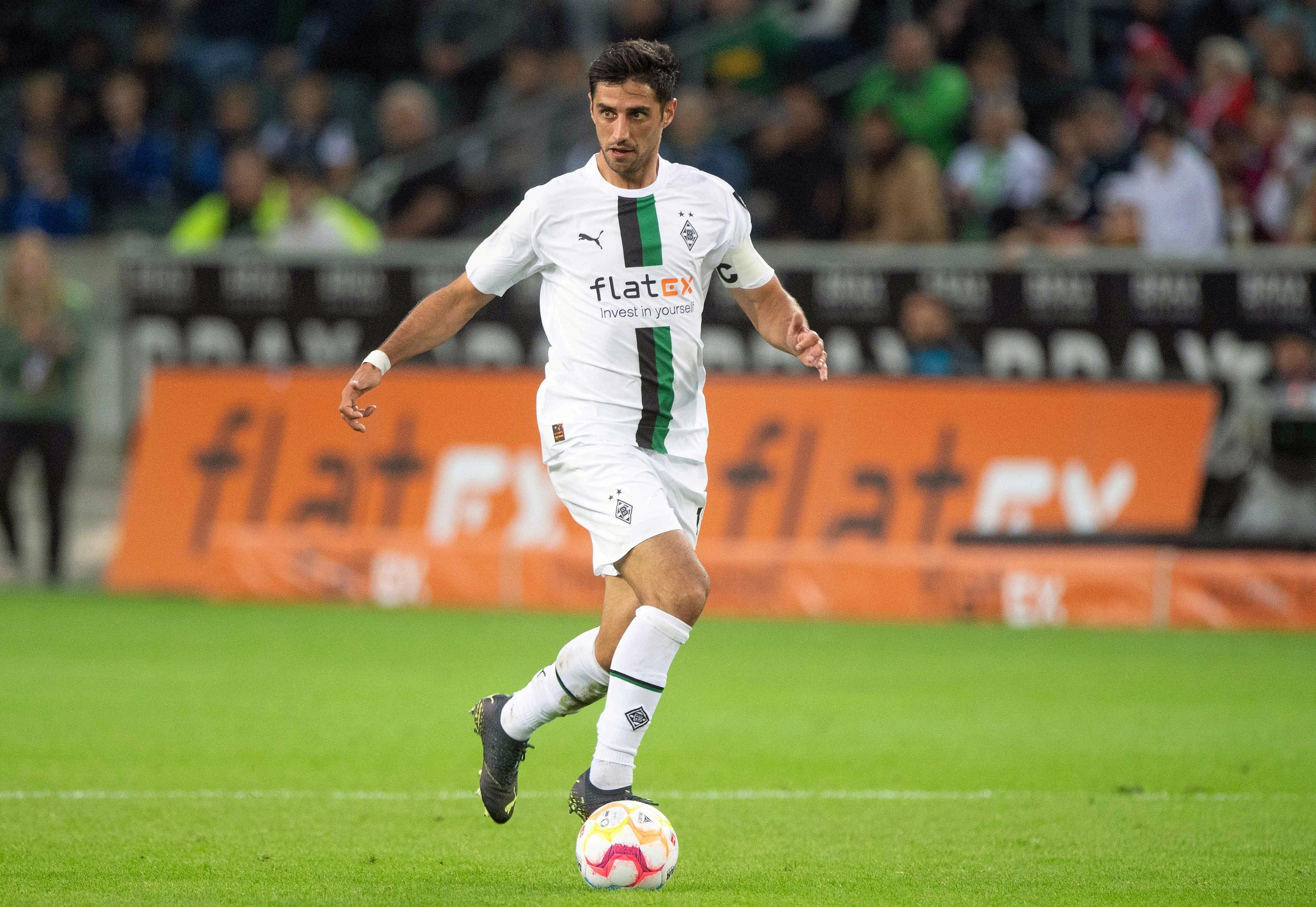 Lars Stindl ist Kapitän und Führungsspieler bei Fußball-Bundesligist Borussia Mönchengladbach. Auf diesem Bild ist der Offensivspieler am 17. September 2022 im Borussia-Park zu sehen. Stindl hat Ball und Spielgeschehen im Blick.