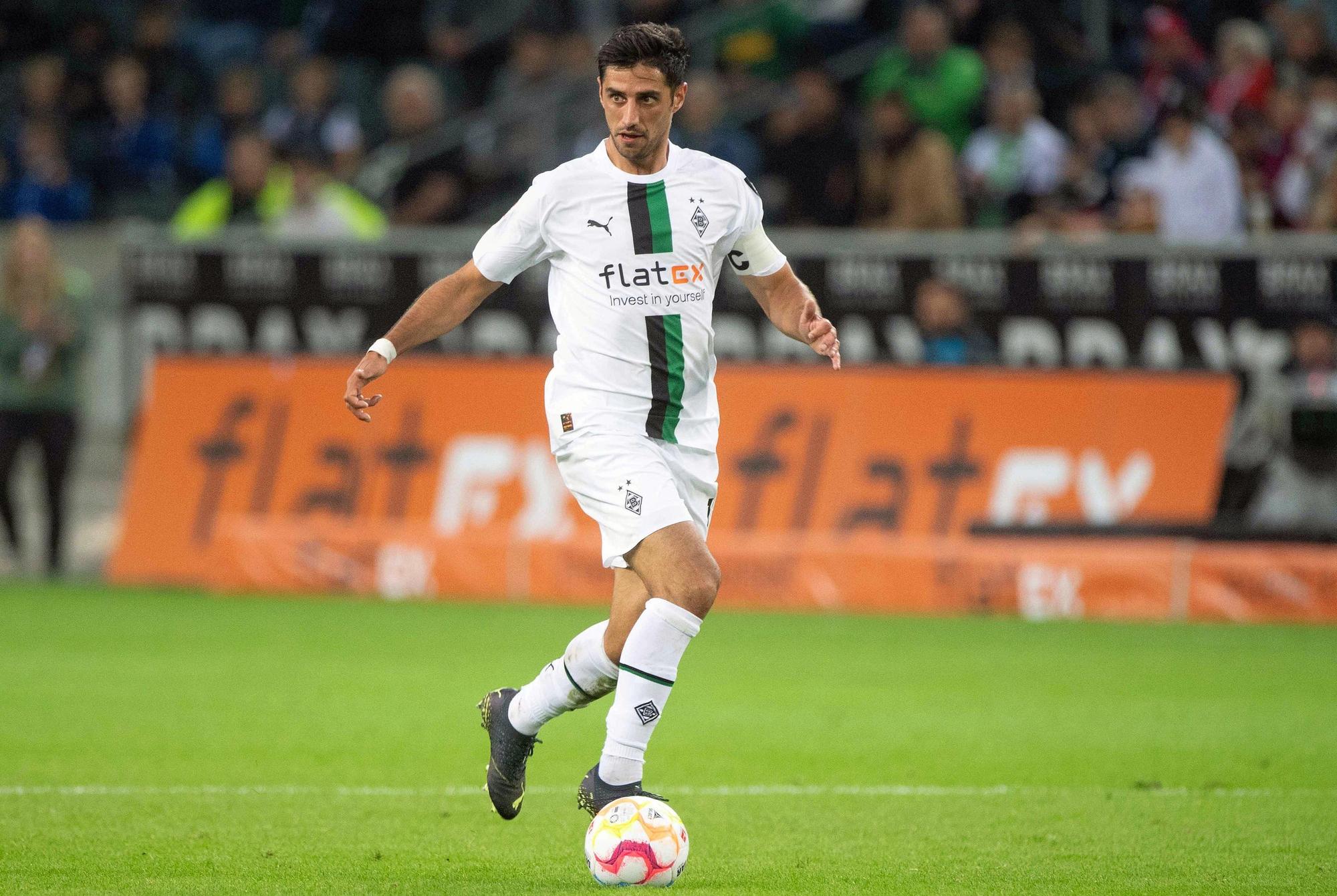 Lars Stindl ist Kapitän und Führungsspieler bei Fußball-Bundesligist Borussia Mönchengladbach. Auf diesem Bild ist der Offensivspieler am 17. September 2022 im Borussia-Park zu sehen. Stindl hat Ball und Spielgeschehen im Blick.