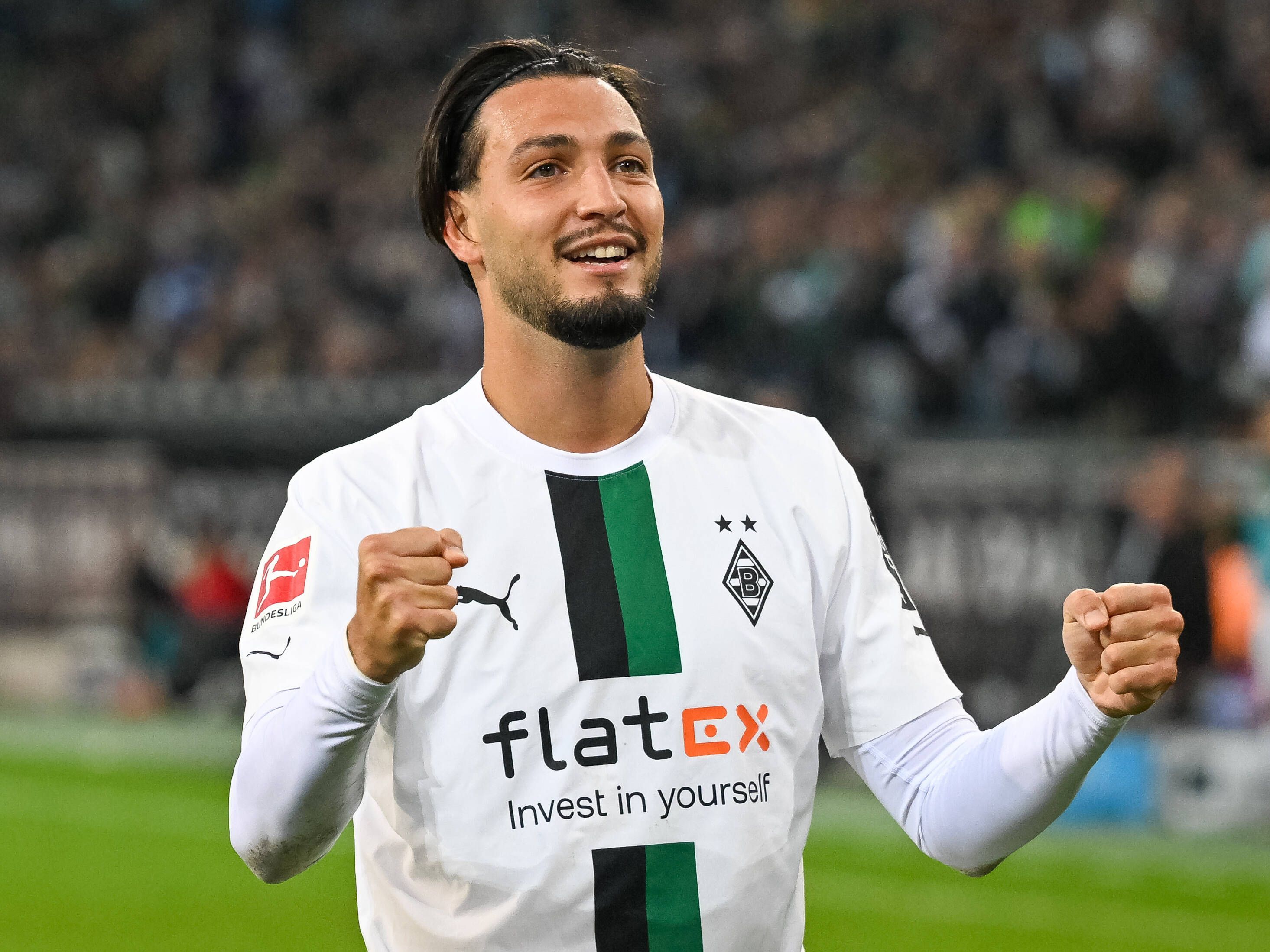 Ramy Bensebaini, Linksverteidiger von Borussia Mönchengladbach, jubelt über einen Treffer. Auf diesem Foto ist der algerische Nationalspieler am 17. September 2022 im Borussia-Park zu sehen. Bensebaini ballt seine Hände zu Fäusten.