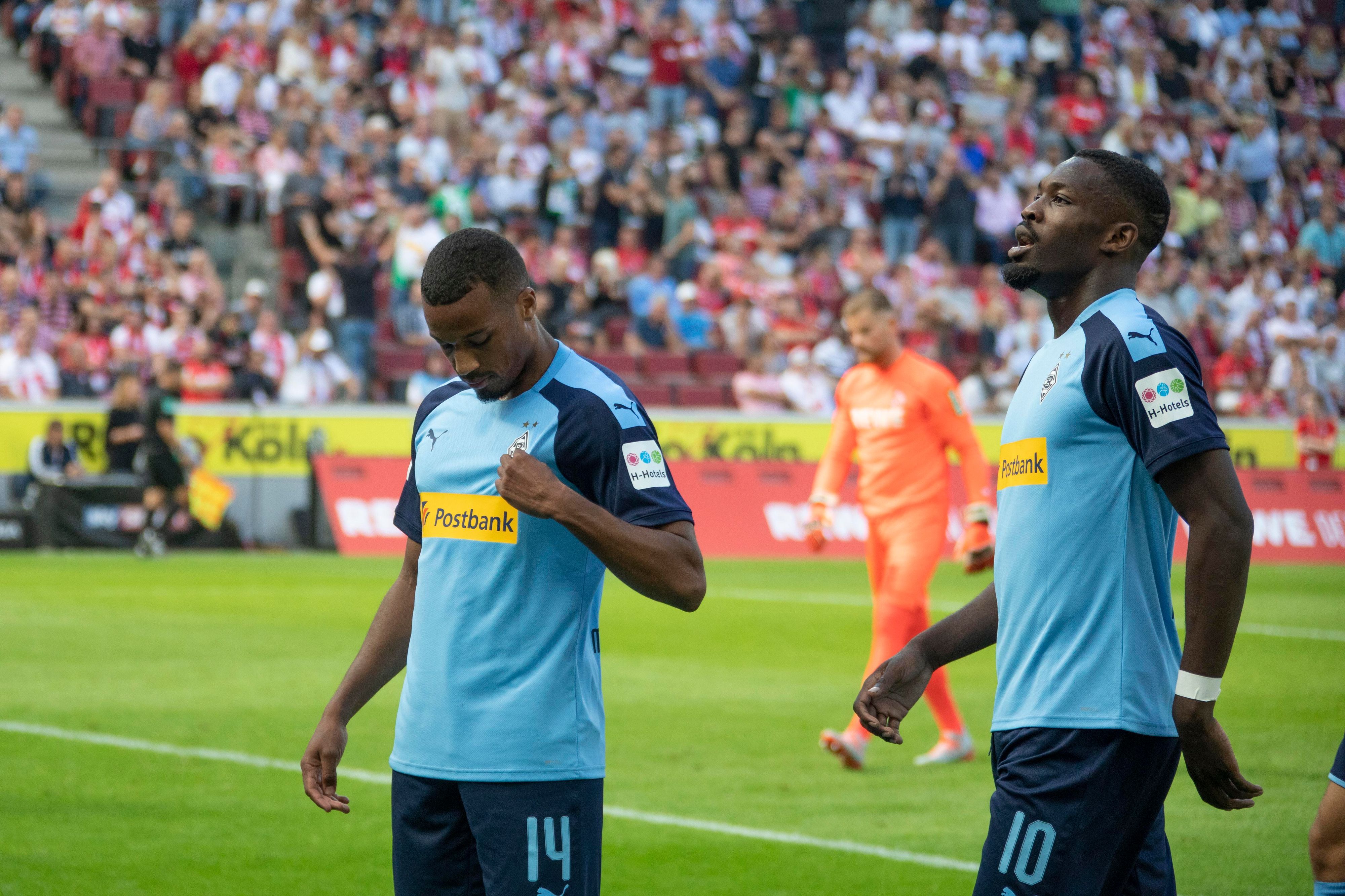 Alassane Plea (l.) und Marcus Thuram (r.) feiern das 1:0 von Borussia Mönchengladbach gegen den 1. FC Köln (14. September 2019).