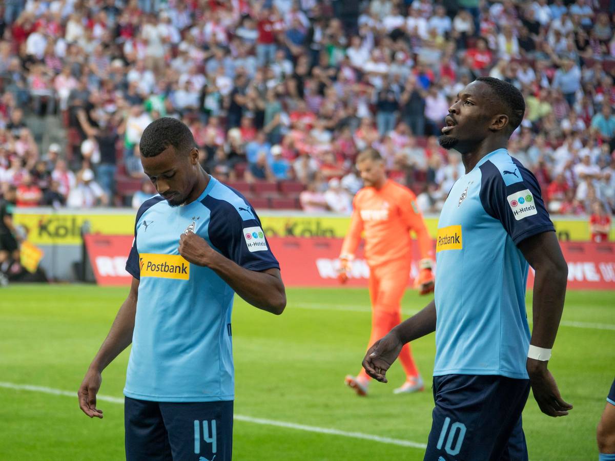 Alassane Plea (l.) und Marcus Thuram (r.) feiern das 1:0 von Borussia Mönchengladbach gegen den 1. FC Köln (14. September 2019).