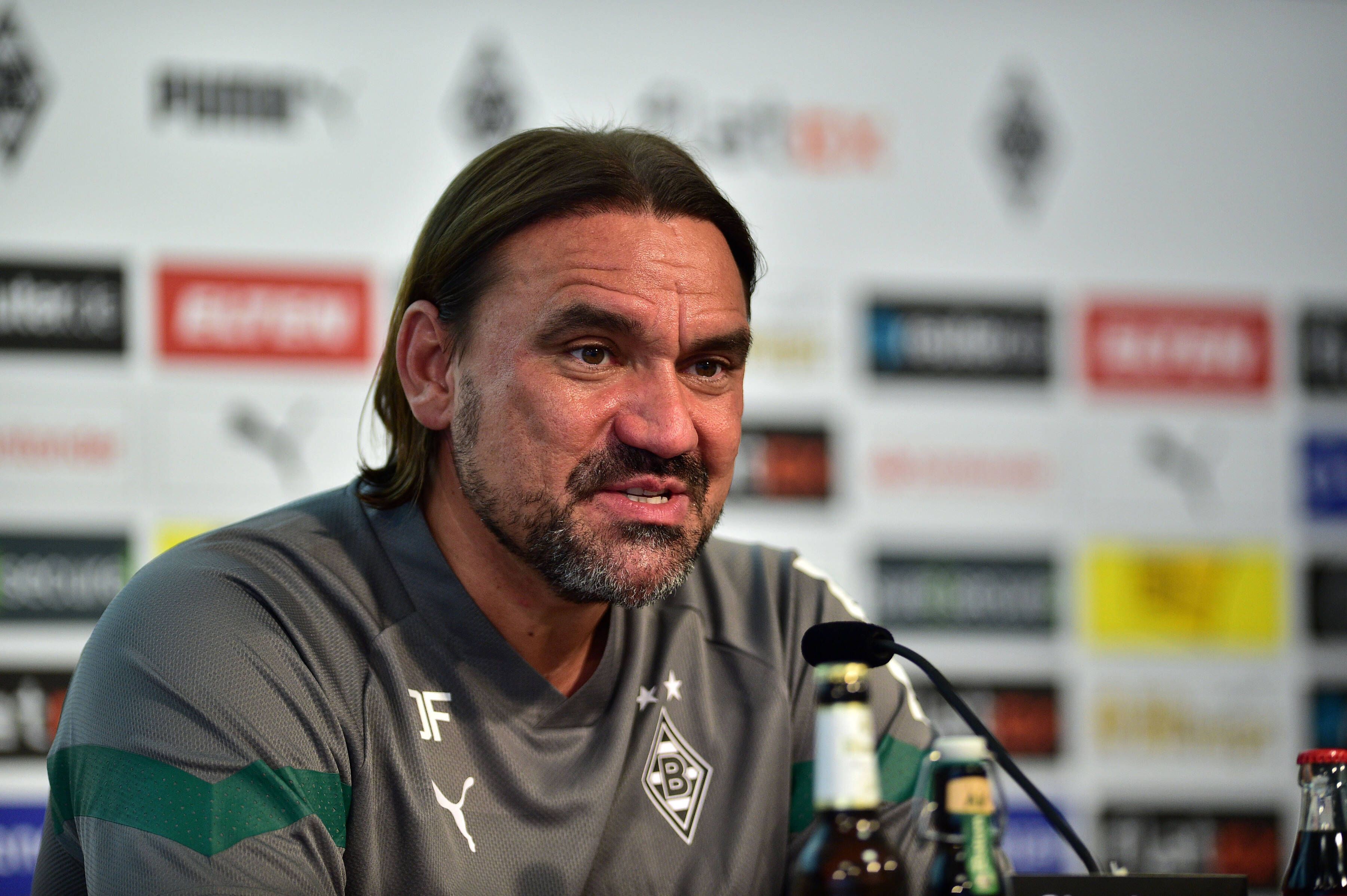 Nach einer Coronainfektion zurück im Borussia-Park: Gladbach-Trainer Daniel Farke während der Derby-Pressekonferenz am 7. Oktober 2022. Farke lächelt und spricht.