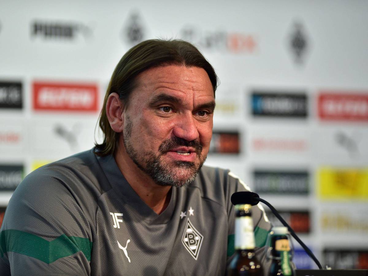 Nach einer Coronainfektion zurück im Borussia-Park: Gladbach-Trainer Daniel Farke während der Derby-Pressekonferenz am 7. Oktober 2022. Farke lächelt und spricht.