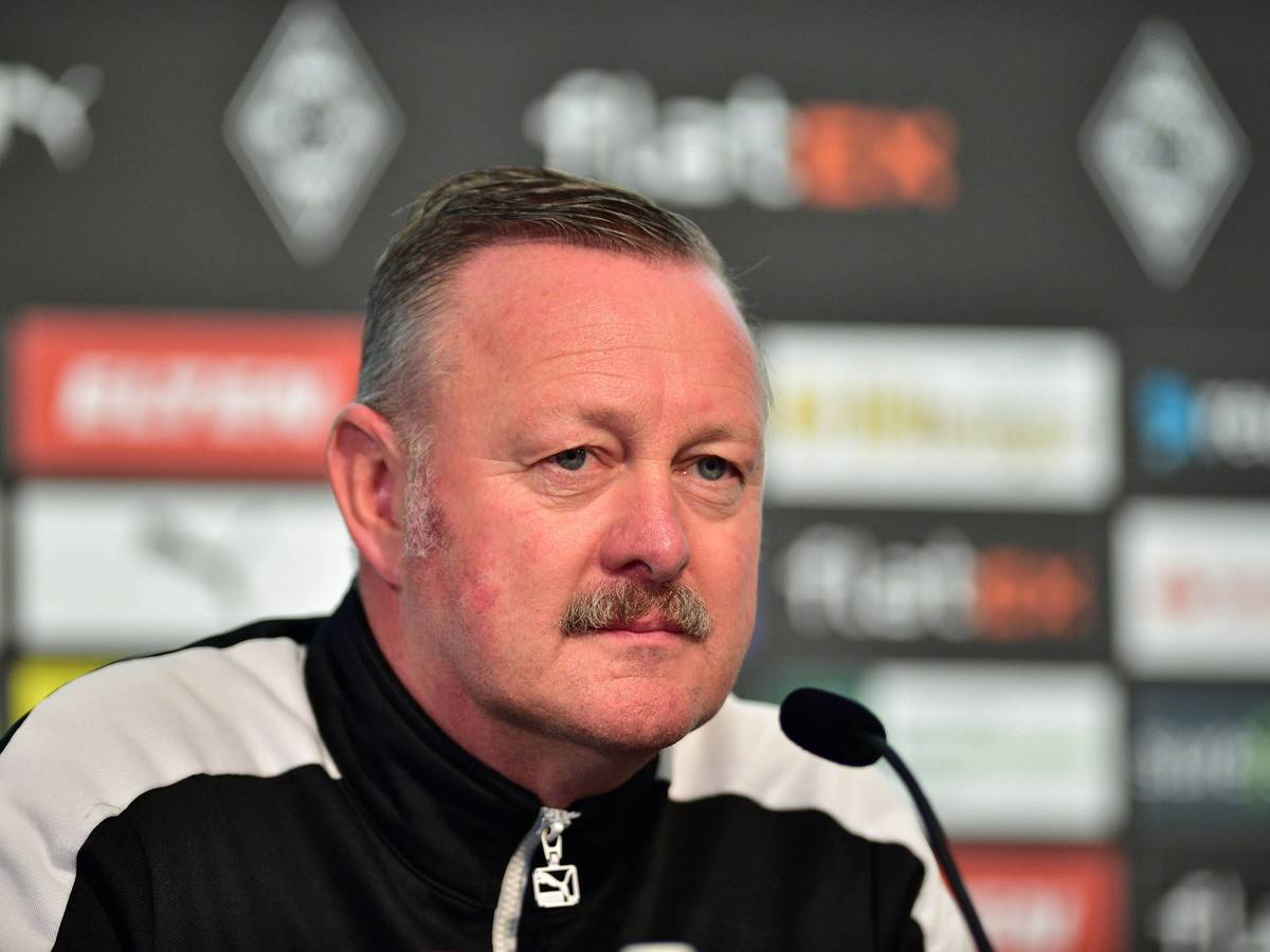 Roland Virkus, Sportdirektor von Fußball-Bundesligist Borussia Mönchengladbach. Hier ist der 55-Jährige am 7. Oktober 2022 bei der Derby-Pressekonferenz im Borussia-Park zu sehen. Virkus schaut nach vorne, er trägt eine schwarz-weiße Trainingsjacke.