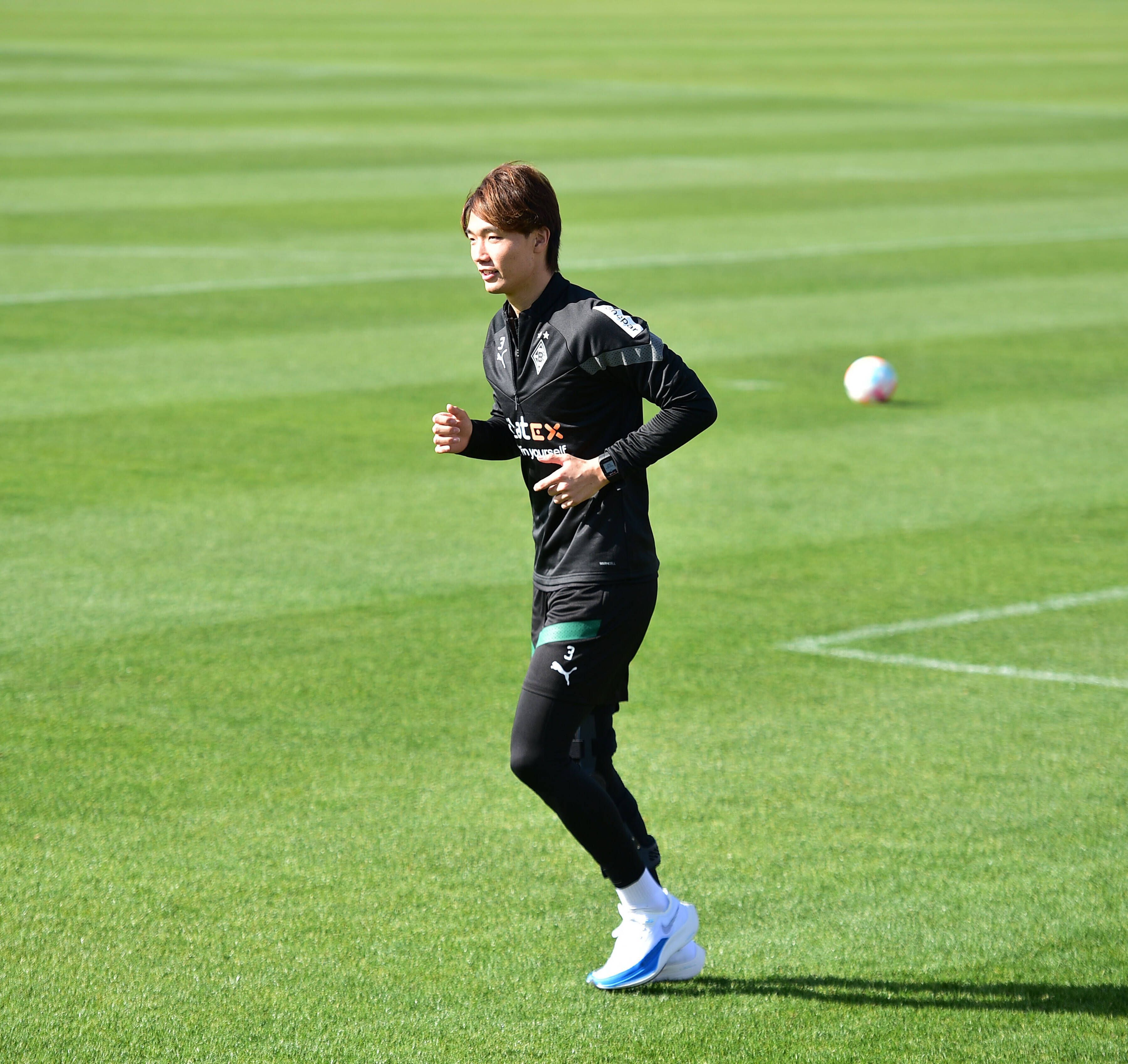 Ko Itakura, Spieler von Borussia Mönchengladbach, absolvierte am Freitag (7. Oktober 2022) erstmals nach seiner Knieverletzung eine lockere Laufeinheit auf dem Trainingsplatz im Borussia-Park.