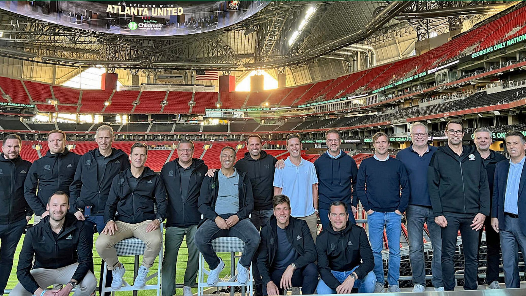 Eine DFB-Delegation, darunter Ex-Gladbach-Manager Max Eberl (3.v.l.), ist vom 26. bis 29. September 2022 in die USA gereist. Dieses Foto zeigt Teile der Reisegruppe im „Mercedes Benz stadium Atlanta“. Eberl trägt eine dunkle Jacke und Brille