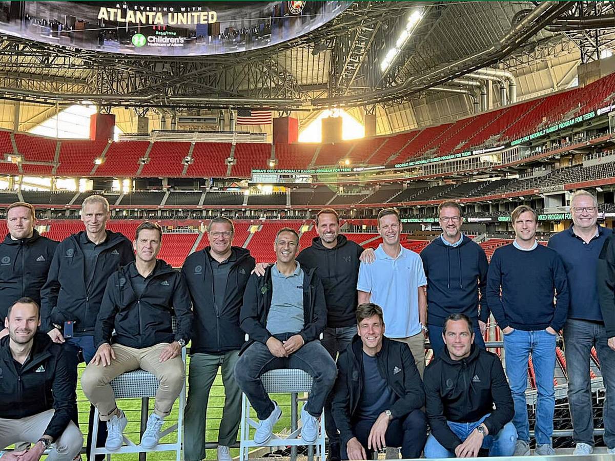 Eine DFB-Delegation, darunter Ex-Gladbach-Manager Max Eberl (3.v.l.), ist vom 26. bis 29. September 2022 in die USA gereist. Dieses Foto zeigt Teile der Reisegruppe im „Mercedes Benz stadium Atlanta“. Eberl trägt eine dunkle Jacke und Brille