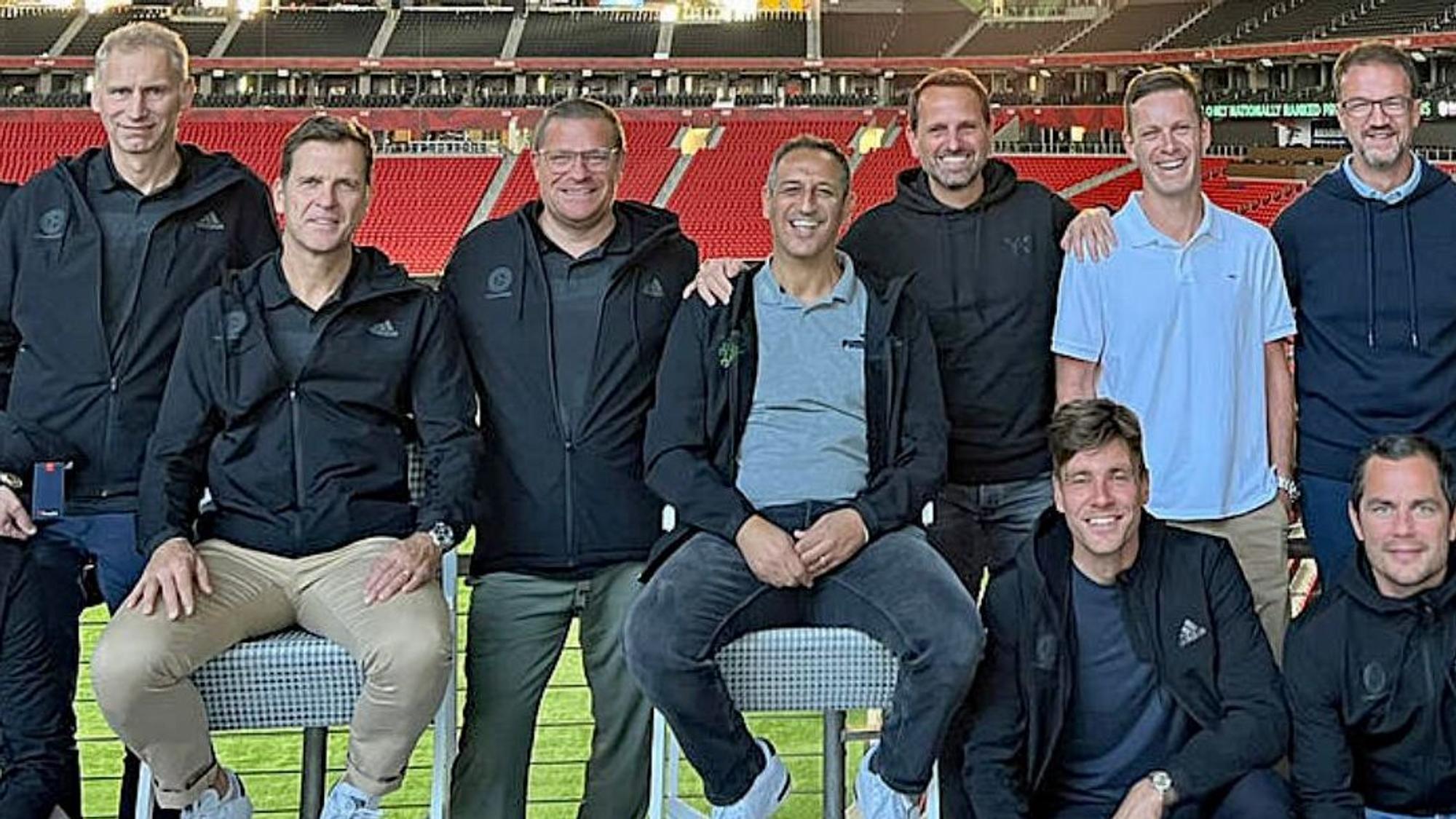 Eine DFB-Delegation, darunter Ex-Gladbach-Manager Max Eberl (3.v.l.), ist vom 26. bis 29. September 2022 in die USA gereist. Dieses Foto zeigt Teile der Reisegruppe im „Mercedes Benz stadium Atlanta“. Eberl trägt eine dunkle Jacke und Brille