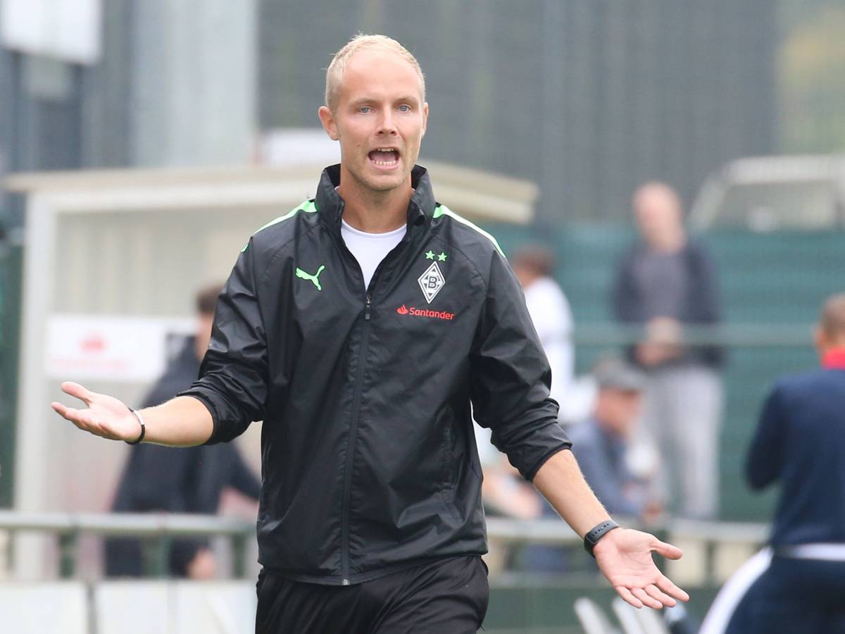 Sebastian König, Trainer der U19 von Borussia Mönchengladbach am 20. August 2022 beim A-Junioren-Bundesligaspiel gegen den Bonner SC. König gestikuliert mit den Armen und ruft verärgert.