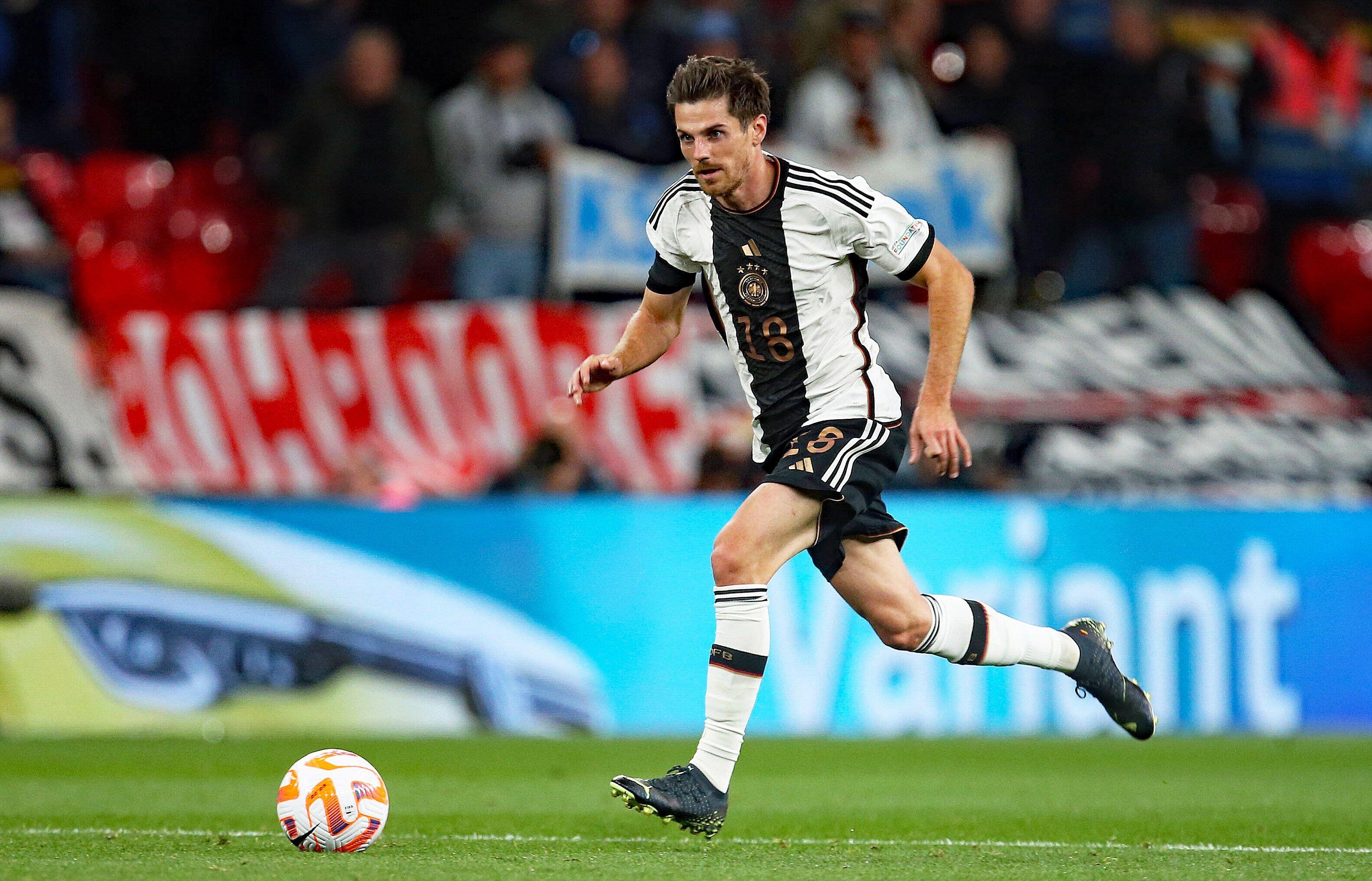 DFB-Nationalspieler und Gladbach-Profi Jonas Hofmann, hier zu sehen am 26. September 2022 in der UEFA Nations League im Duell gegen England in Wembley. Hofmann sprintet mit dem Ball über das Spielfeld.