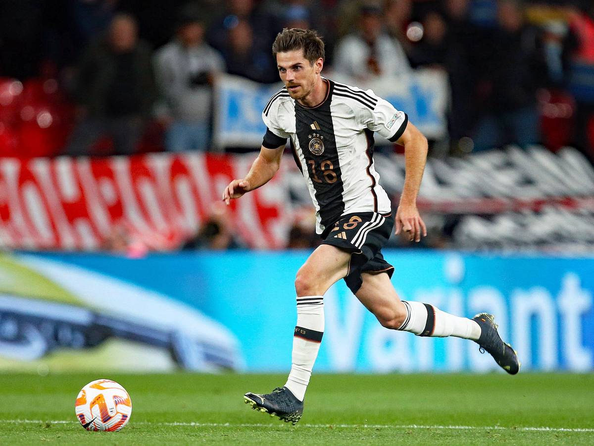 DFB-Nationalspieler und Gladbach-Profi Jonas Hofmann, hier zu sehen am 26. September 2022 in der UEFA Nations League im Duell gegen England in Wembley. Hofmann sprintet mit dem Ball über das Spielfeld.