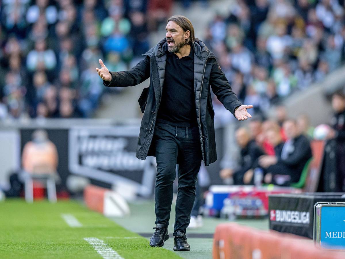 Daniel Farke treibt seine Mannschaft an, hier am 17. September 2022 beim Heimspiel von Borussia Mönchengladbach gegen RB Leipzig. Farke gestikuliert mit den Armen und ruft etwas aufs Spielfeld.