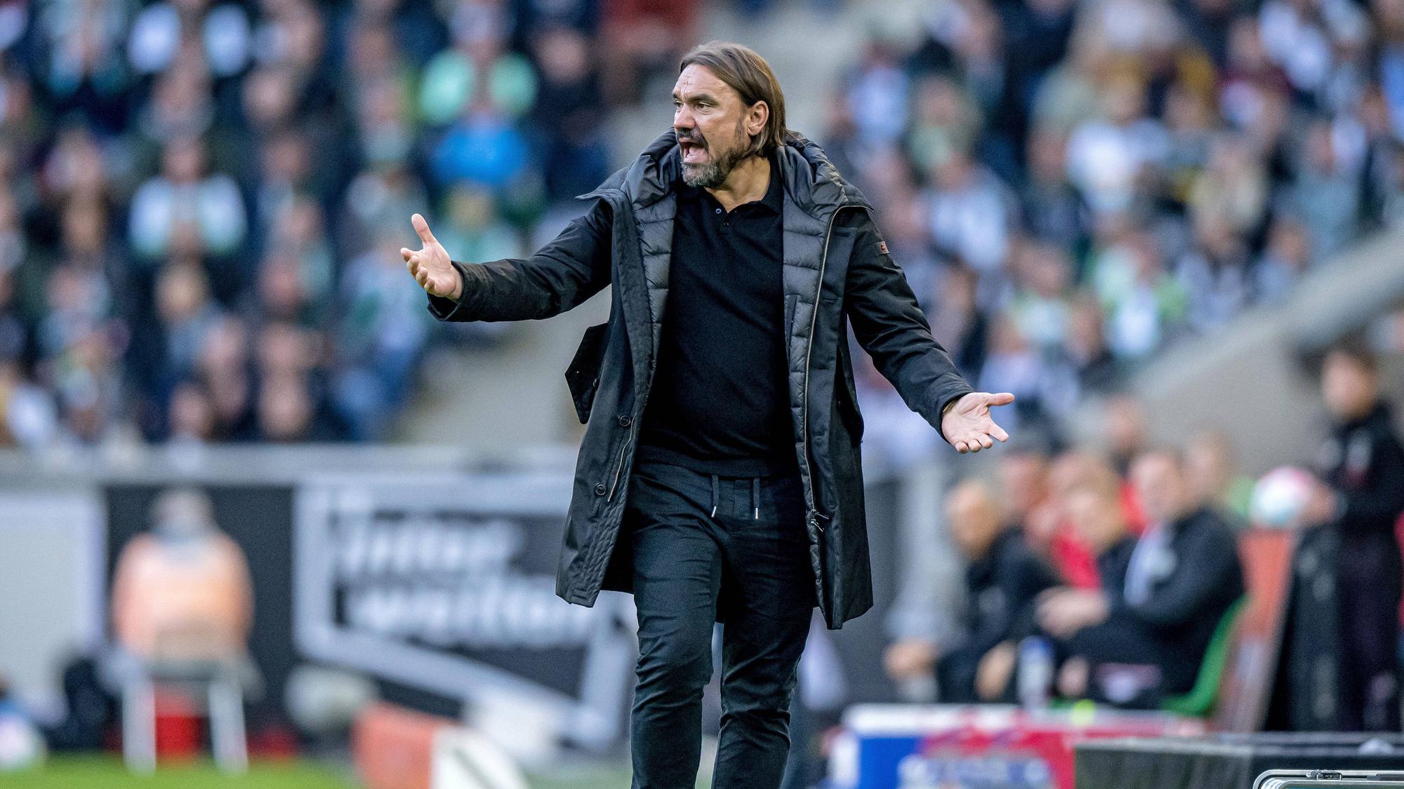 Daniel Farke treibt seine Mannschaft an, hier am 17. September 2022 beim Heimspiel von Borussia Mönchengladbach gegen RB Leipzig. Farke gestikuliert mit den Armen und ruft etwas aufs Spielfeld.