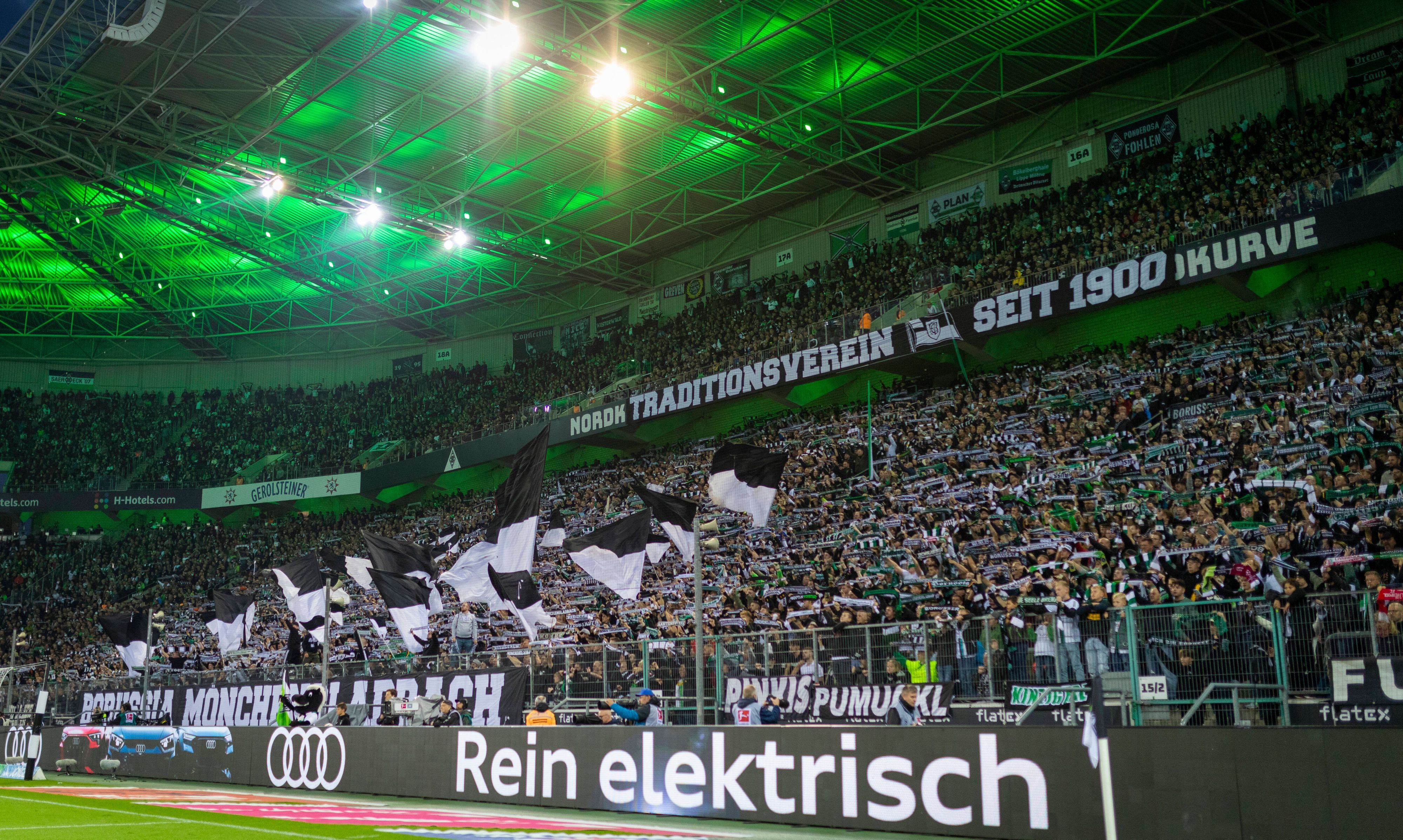 Der Borussia-Park ist am Sonntag (9. Oktober 2022) im Derby zwischen Gladbach und dem 1. FC Köln Fans ausverkauft. Dieses Bild zeigt die Fohlen-Fans in der Nordkurve am 17. September 2022. Es sind zahlreiche Fahnen, Banner und Schals der Gladbach-Fans zu sehen.