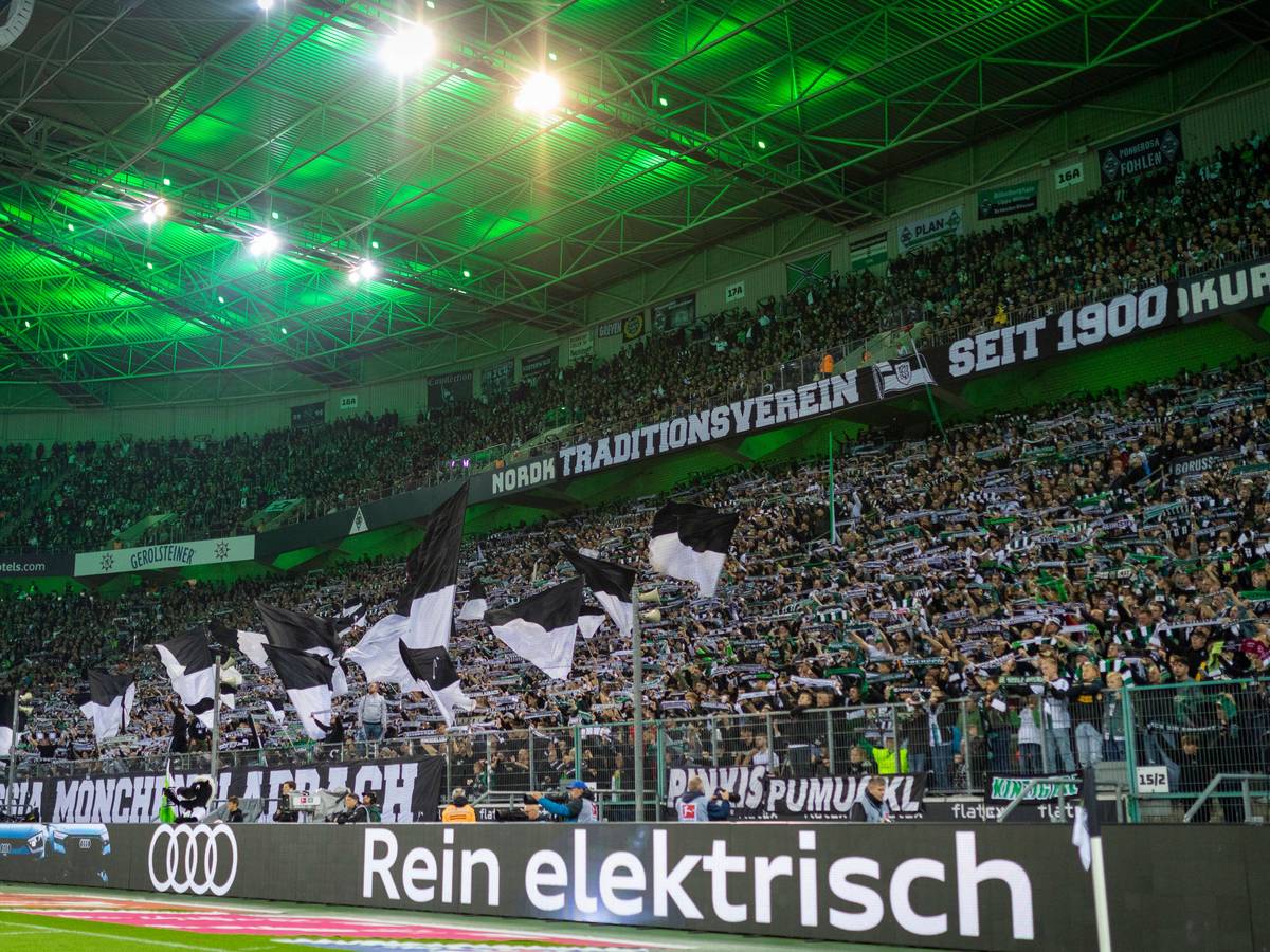 Der Borussia-Park ist am Sonntag (9. Oktober 2022) im Derby zwischen Gladbach und dem 1. FC Köln Fans ausverkauft. Dieses Bild zeigt die Fohlen-Fans in der Nordkurve am 17. September 2022. Es sind zahlreiche Fahnen, Banner und Schals der Gladbach-Fans zu sehen.