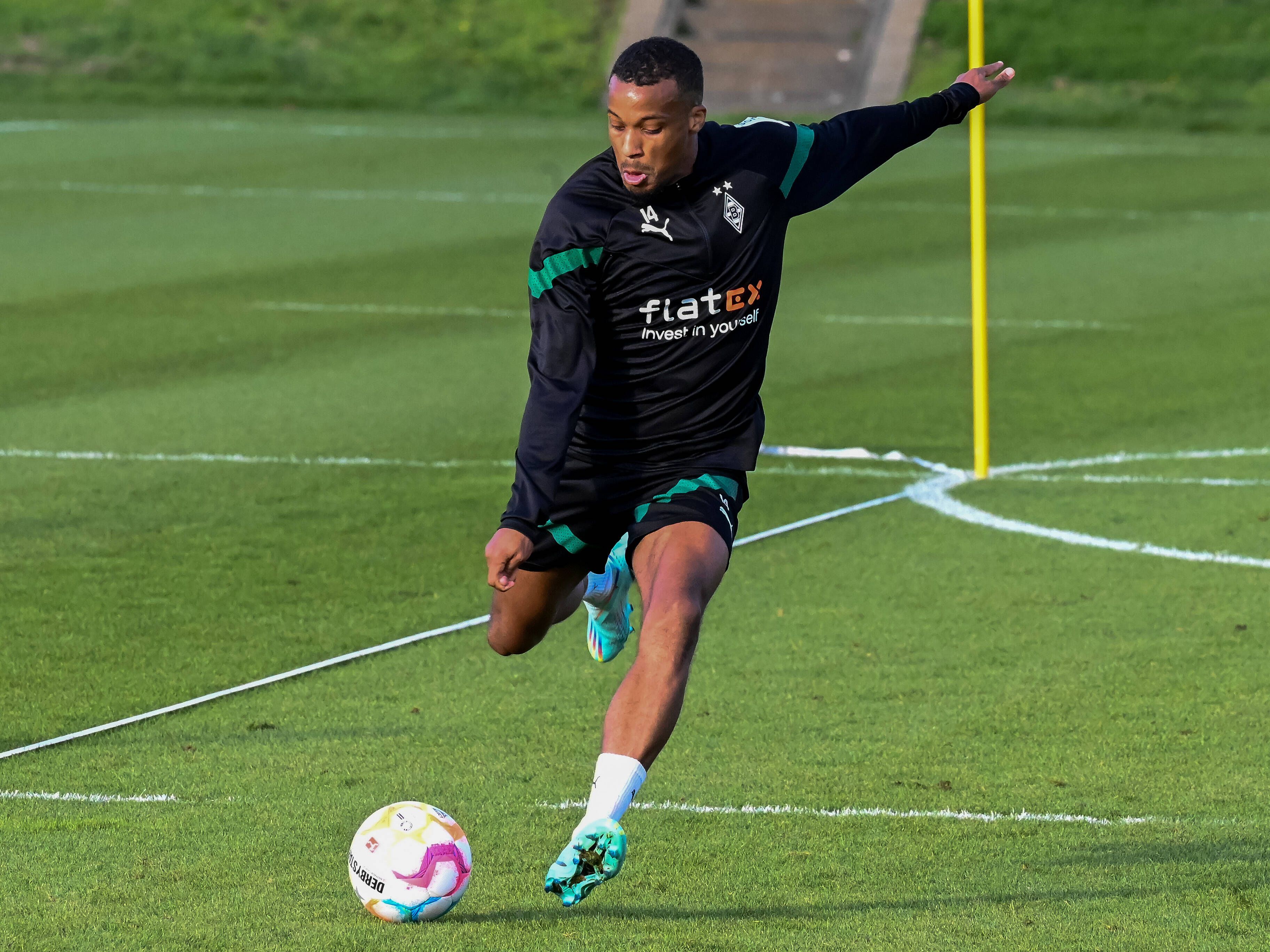 Top-Stürmer Alassane Plea von Borussia Mönchengladbach ist fit für einen Startelfeinsatz im Bundesliga-Derby am Sonntag (9. Oktober 2022) gegen den 1. FC Köln. Hier ist der Franzose am 5. Oktober 2022 im Borussia-Park zu sehen. Plea setzt zum Schuss an.